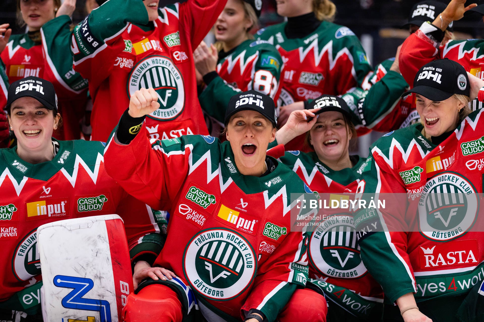 Frölundas Hanna Olsson och Karin Svedberg jublar