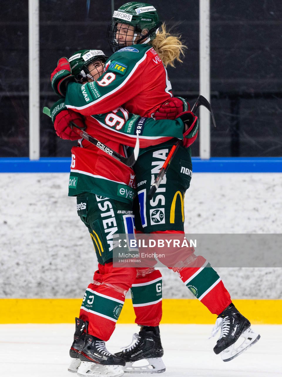 Frölundas Jill Kündig jublar ihop med Karin Svedberg