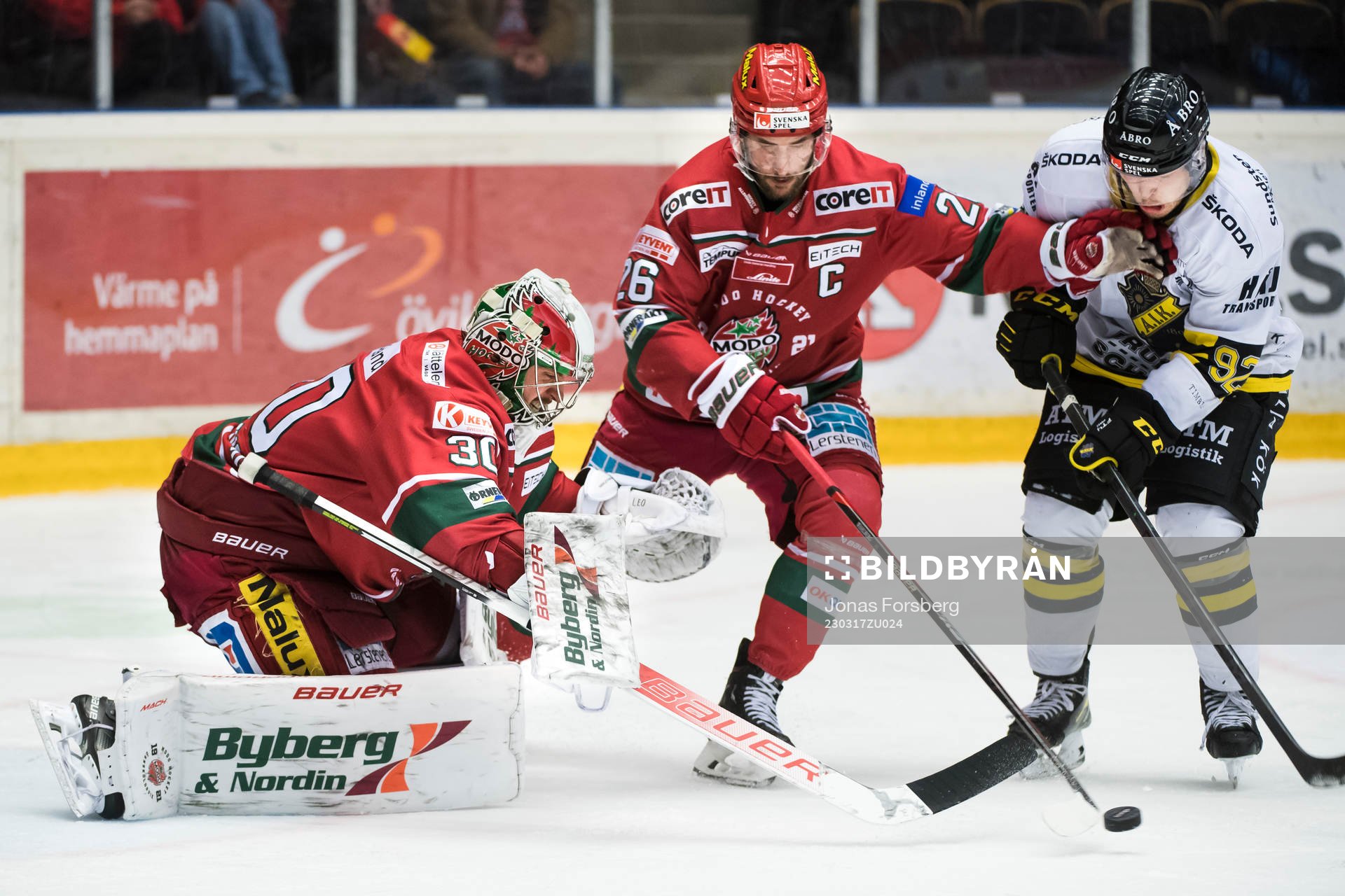 Modos målvakt Kristers Gudlevskis och Emil Wahlberg mot