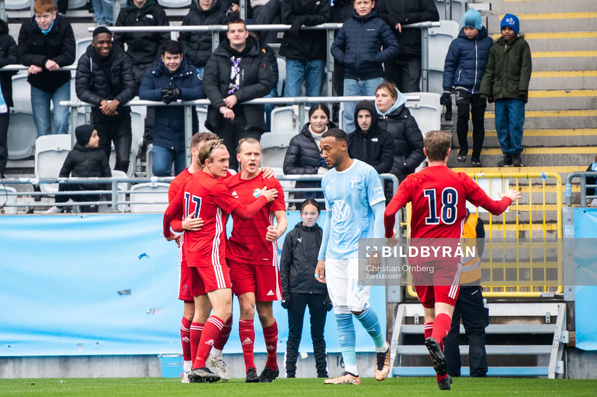 Östers Jesper Jonasson Westermark jublar med lagkamrater
