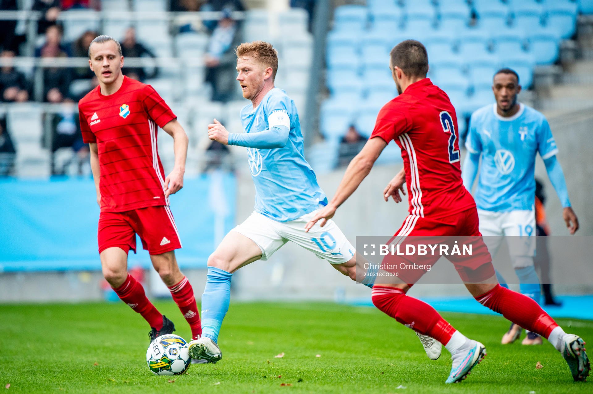 Malmö FFs Anders Christiansen mot Östers Vladimir Rodic under träningsmatchen mellan Malmö FF och Öster den 18 mars 2023 i Malmö. 