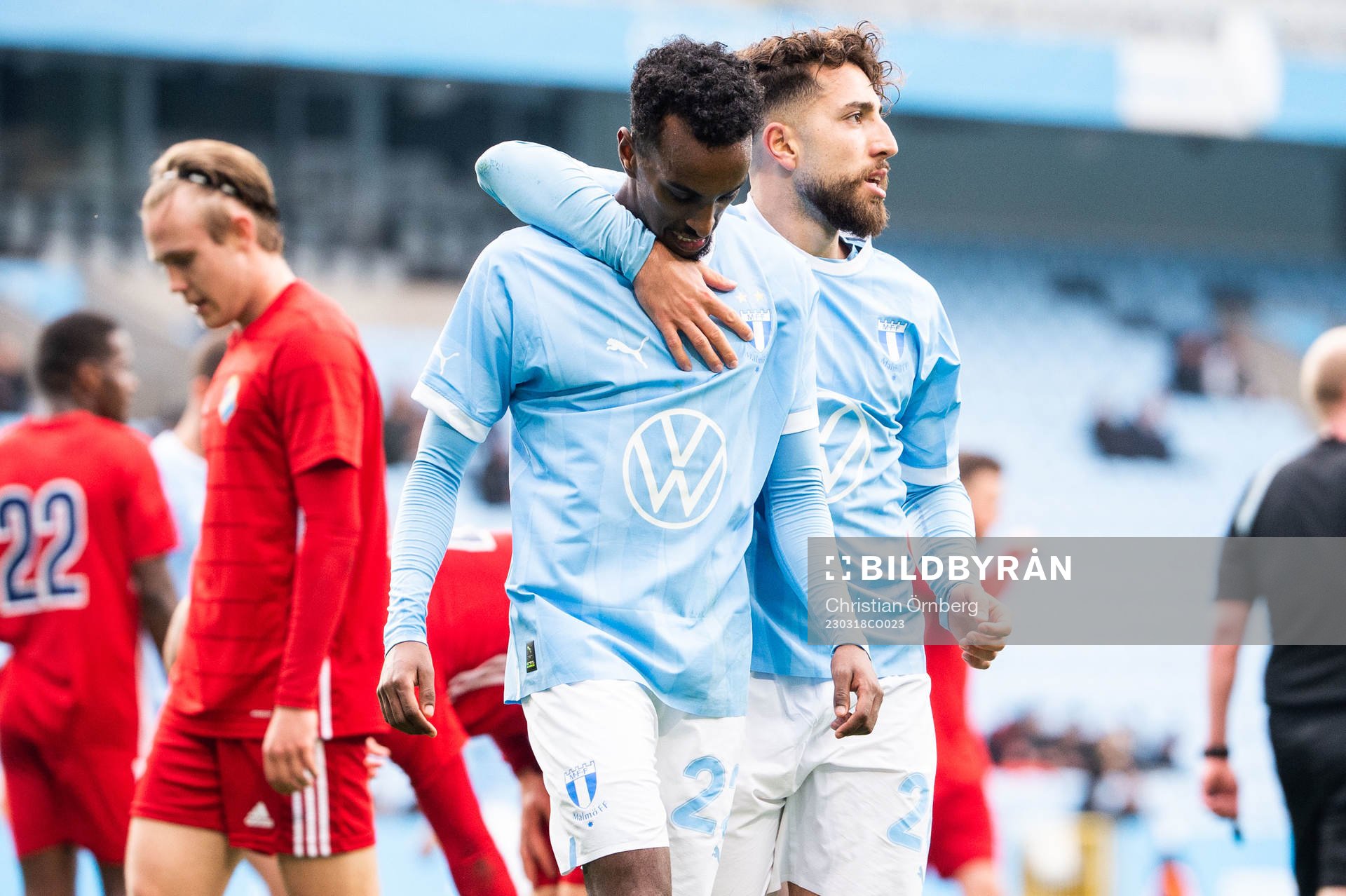 Malmö FFs Taha Ali jublar med Moustafa Zeidan efter 2-1 under träningsmatchen mellan Malmö FF och Öster den 18 mars 2023 i Malmö. 