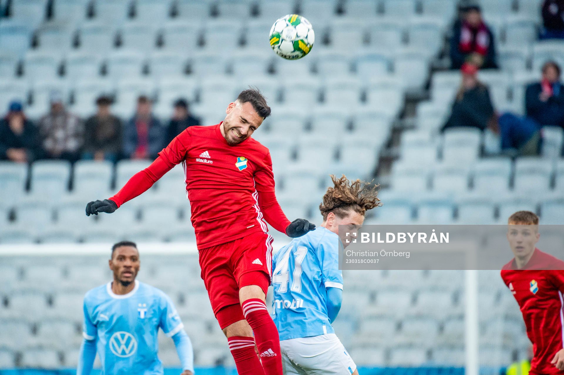 Östers Tatu Varmanen mot Malmö FFs Adrian Zendelovski