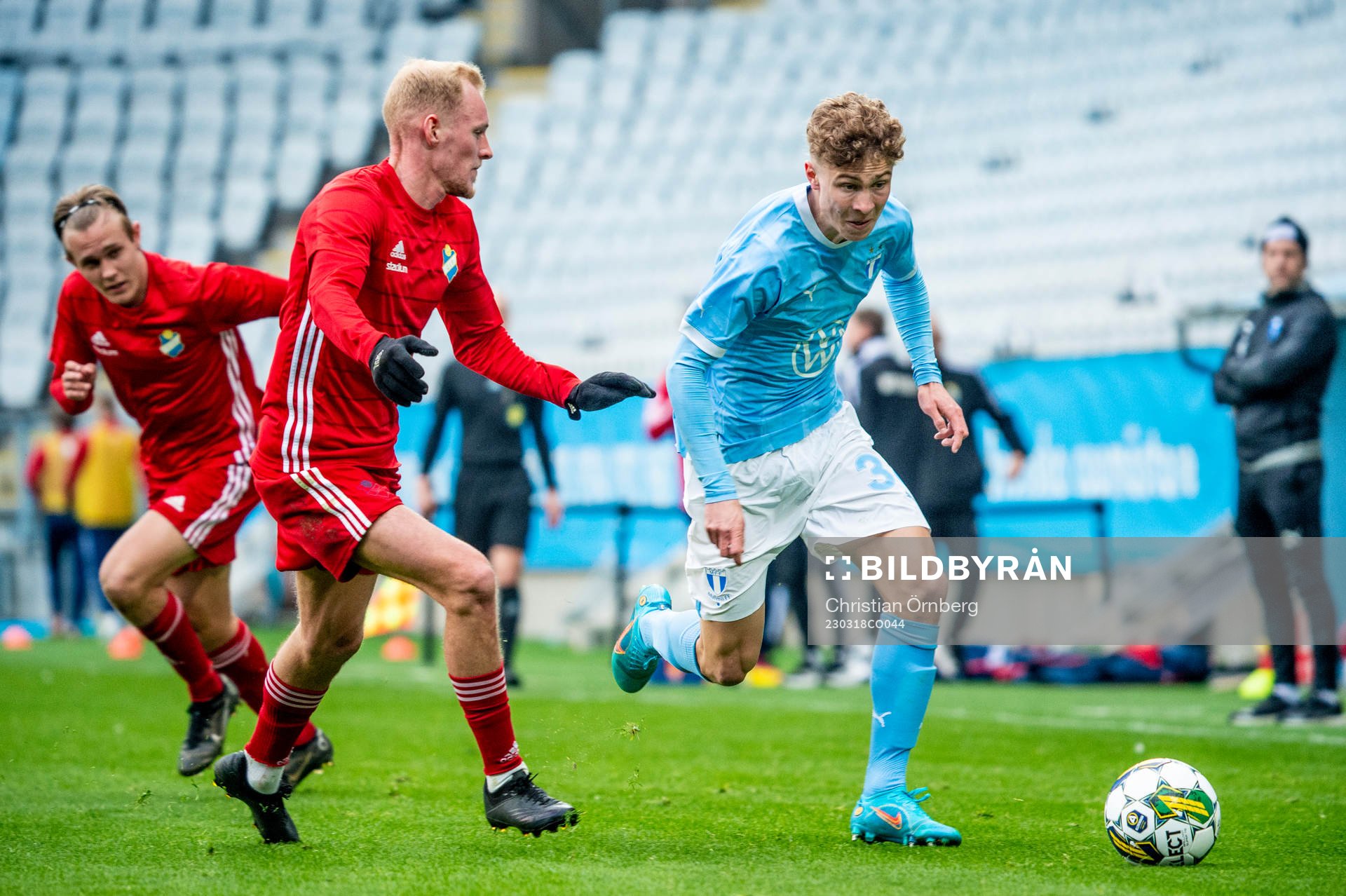 Östers Adam Bergmark Wiberg mot Malmö FFs Hugo Bolin under träningsmatchen mellan Malmö FF och Öster den 18 mars 2023 i Malmö. 