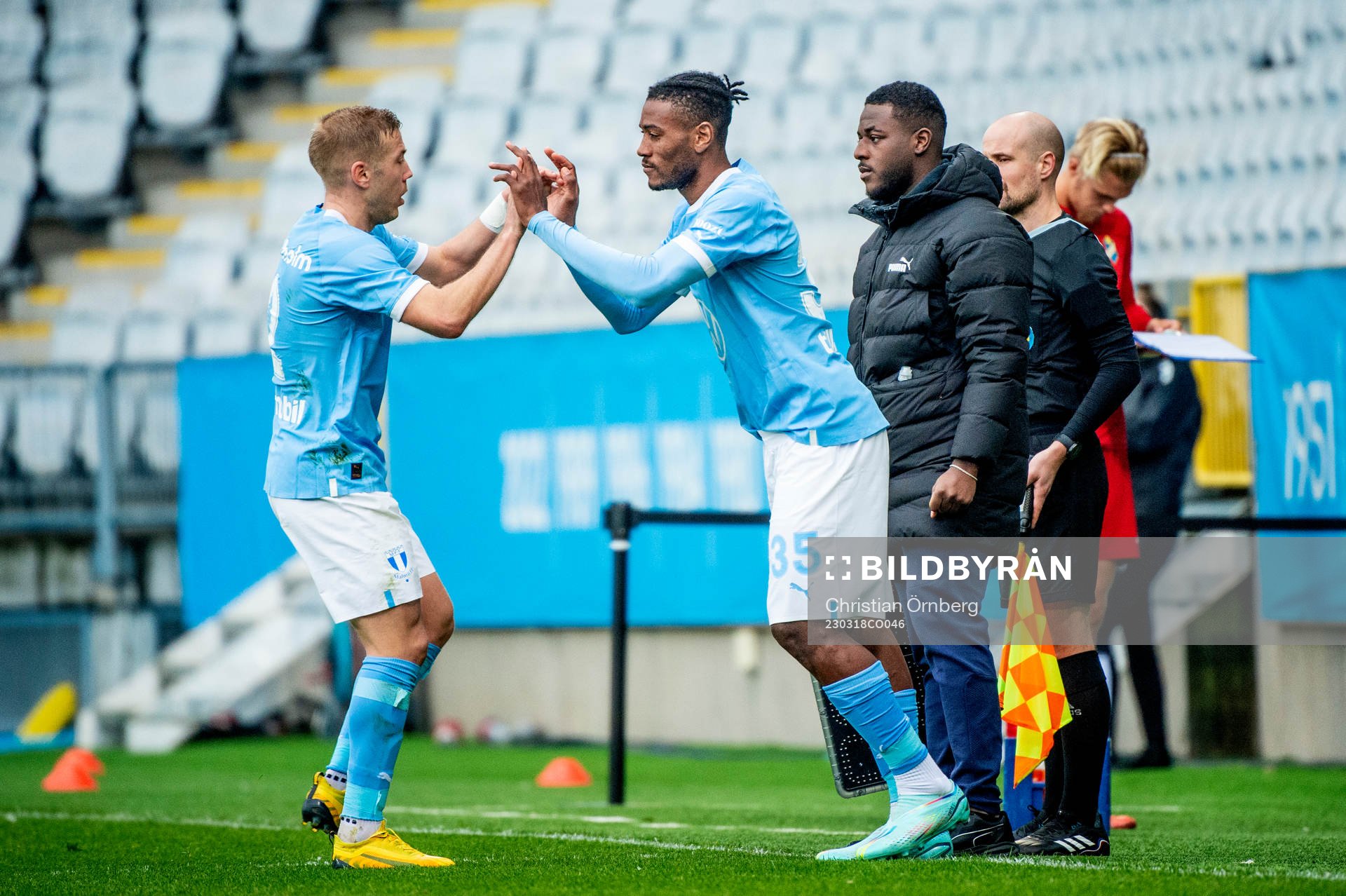 Malmö FFs Anton Tinnerholm går in och Samuel Kotto byts in under träningsmatchen mellan Malmö FF och Öster den 18 mars 2023 i Malmö. 