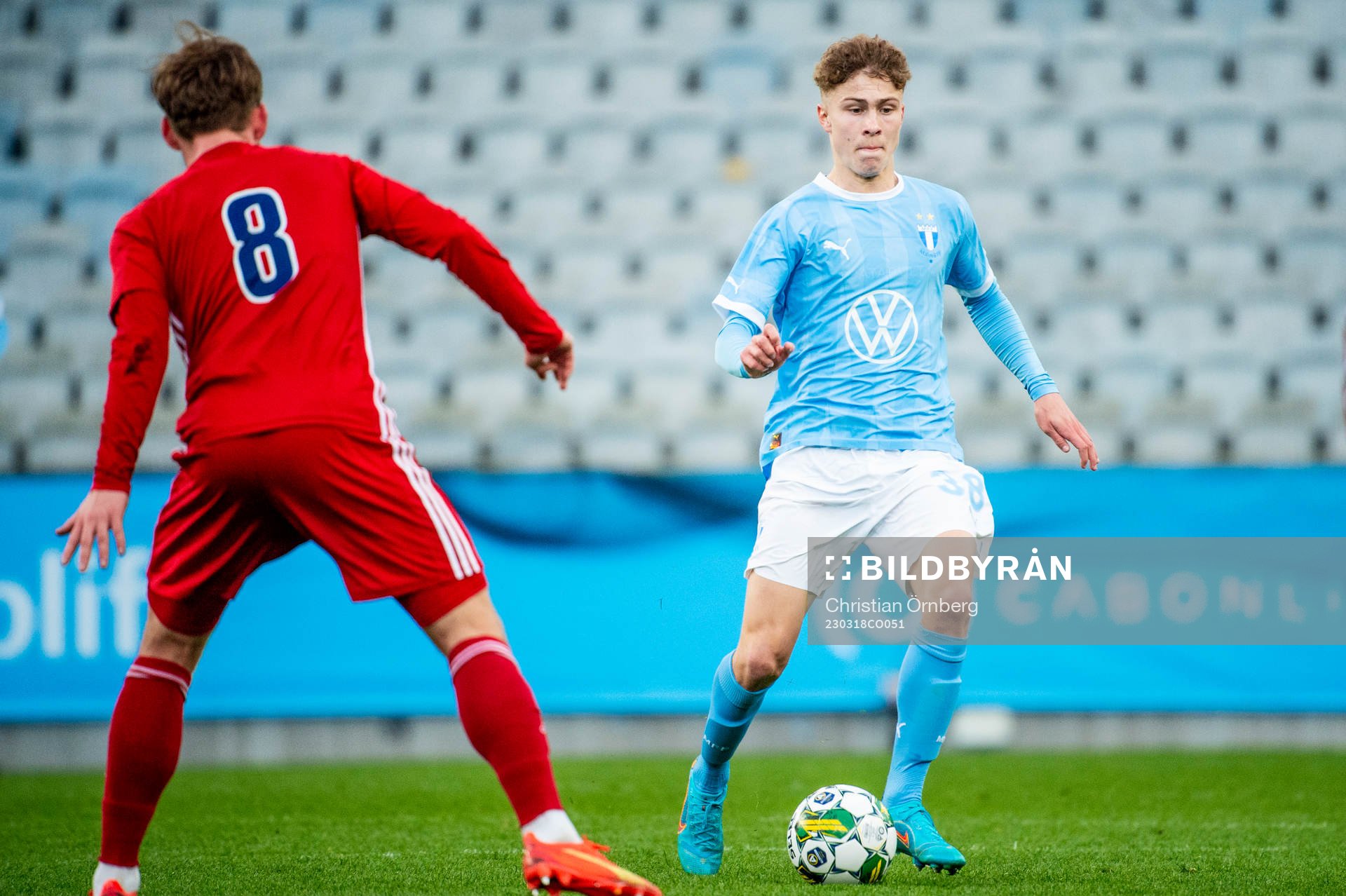Östers Alex Thor Hauksson mot Malmö FFs Hugo Bolin