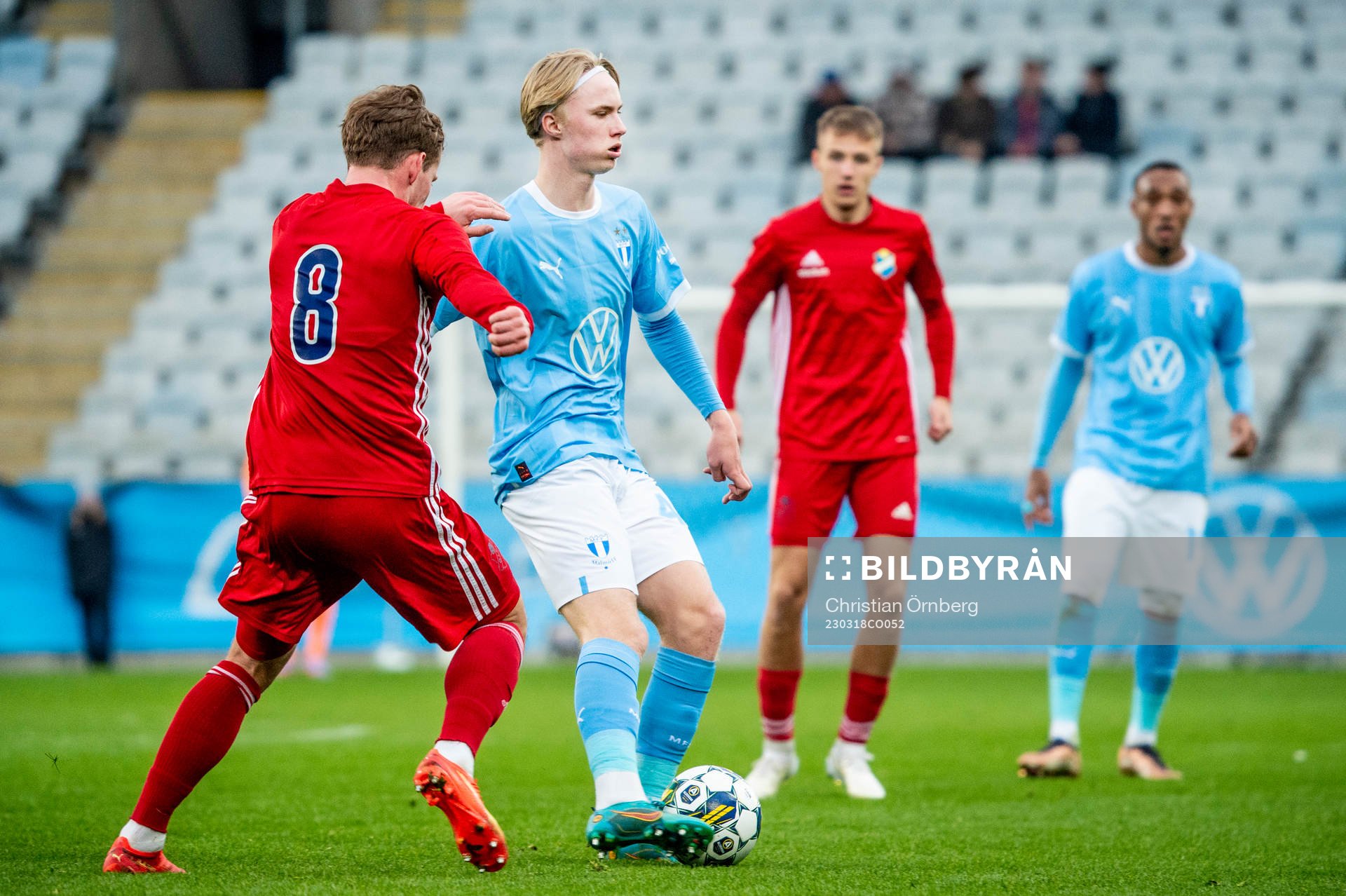 Malmö FFs Daniel Gudjohnsen mot Östers Alex Thor Hauksson