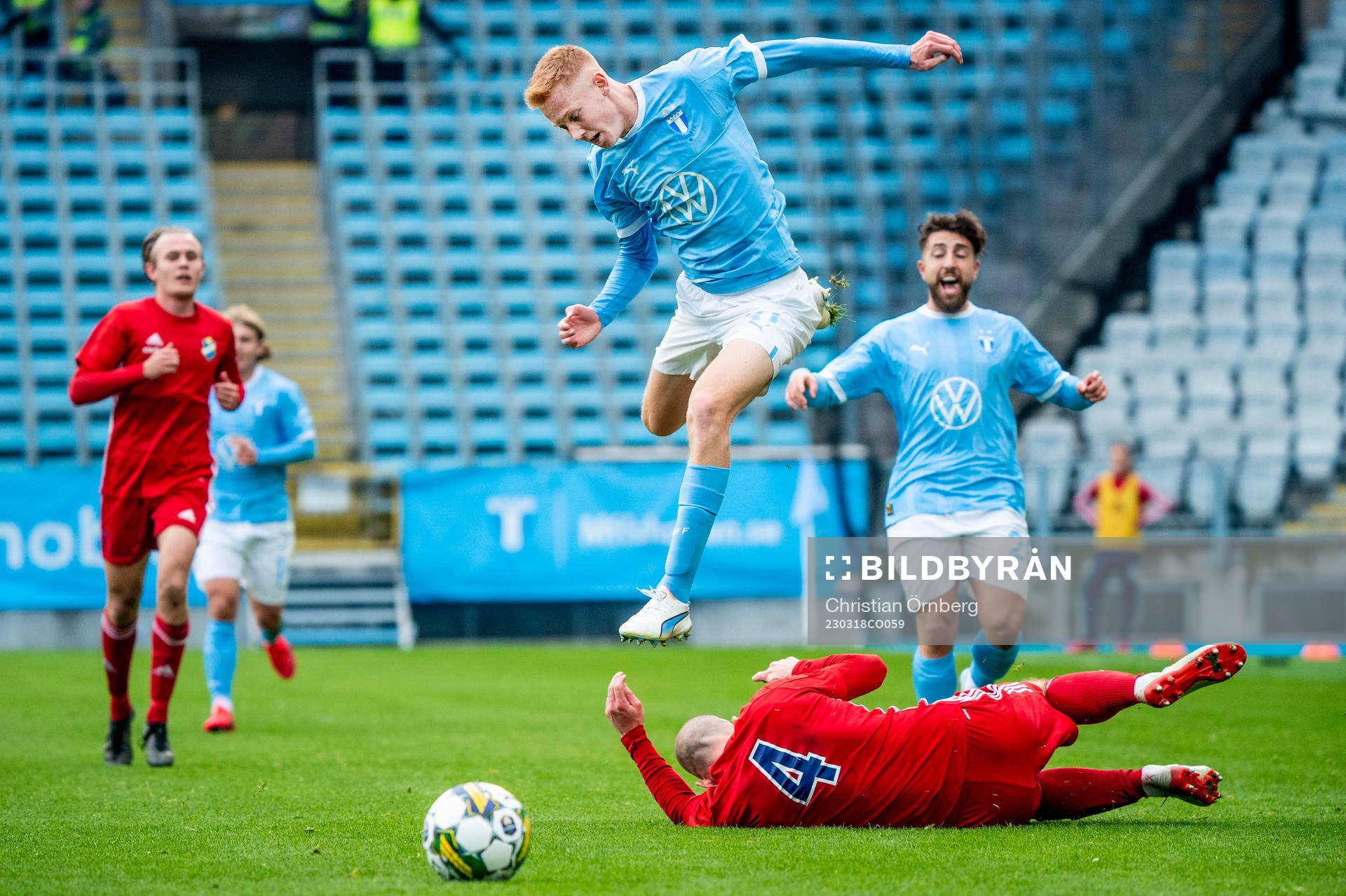 Malmö FFs Hugo Larsson mot Östers John Stenberg