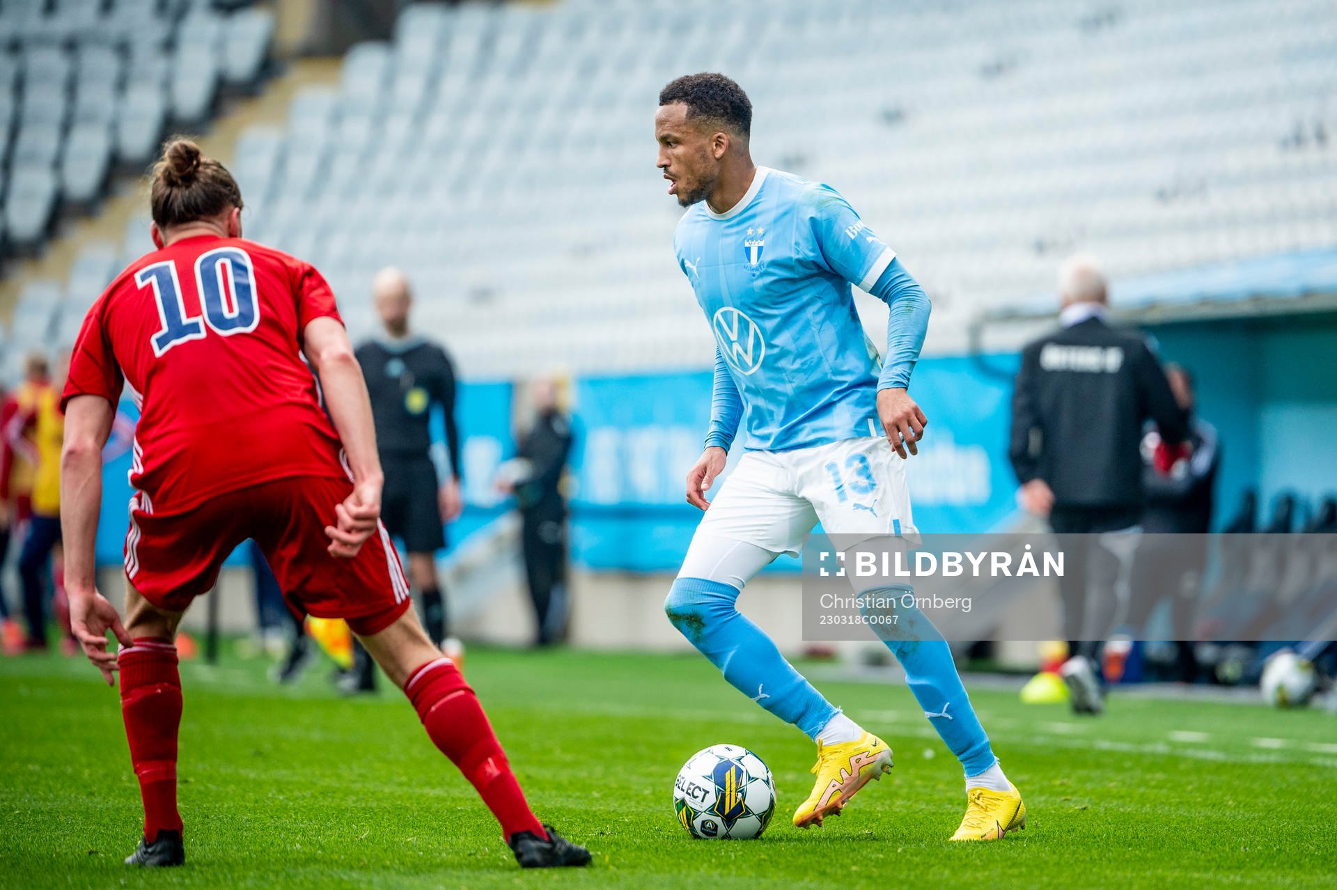 Malmö FFs Martin Olsson mot Östers Jesper Jonasson