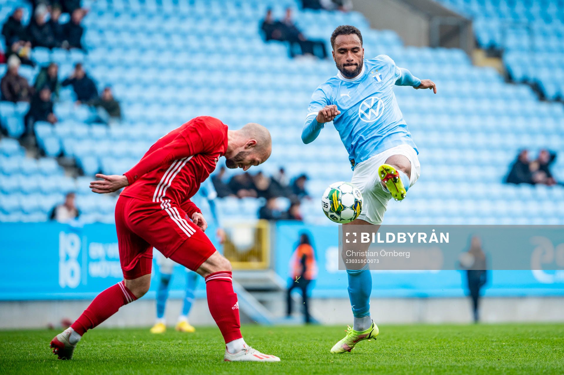 Östers John Stenberg mot Malmö FFs Isaac Kiese Thelin