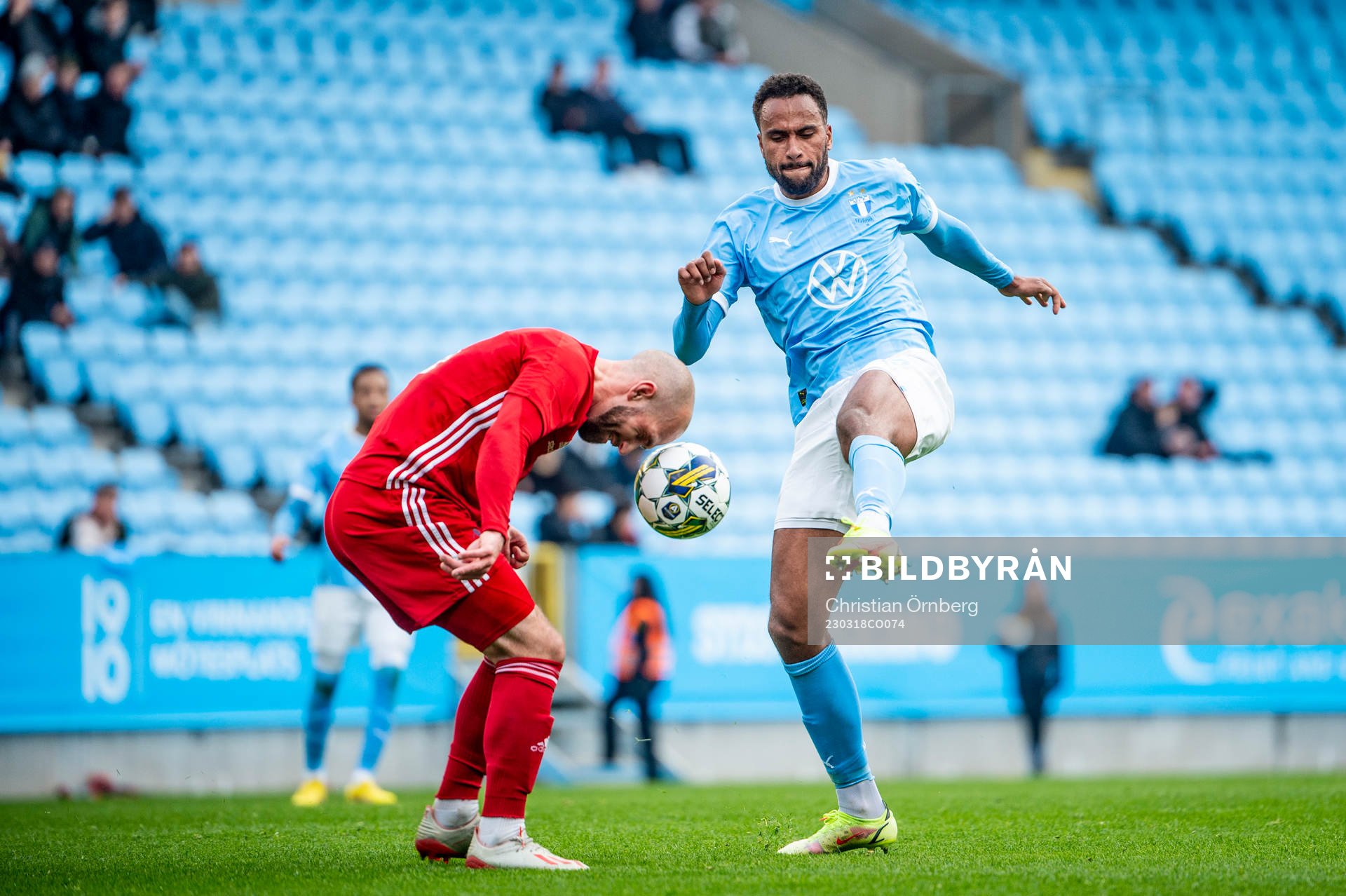 Östers John Stenberg mot Malmö FFs Isaac Kiese Thelin
