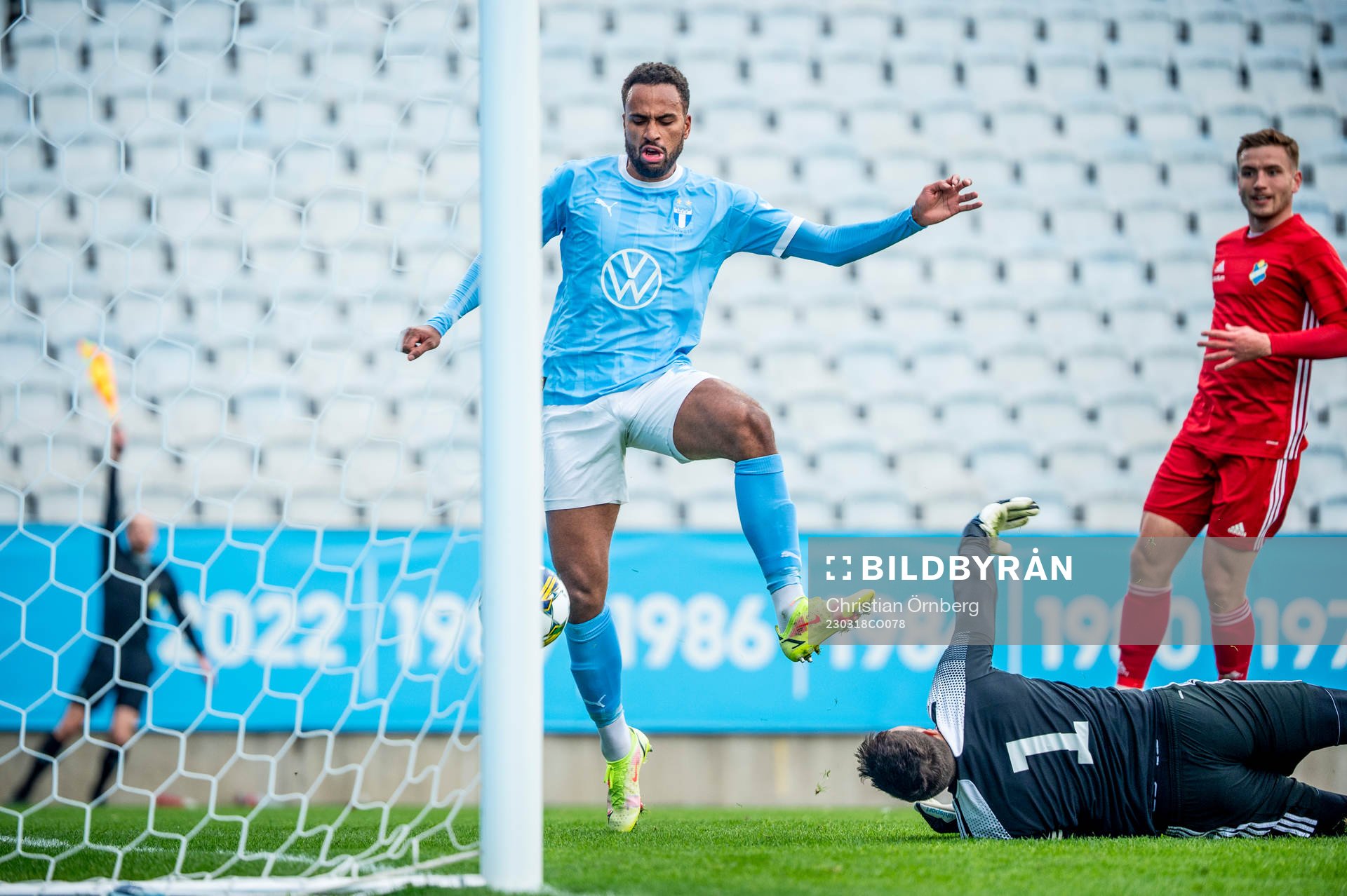 Malmö FFs Isaac Kiese Thelin mot Östers Miloje Prekovic