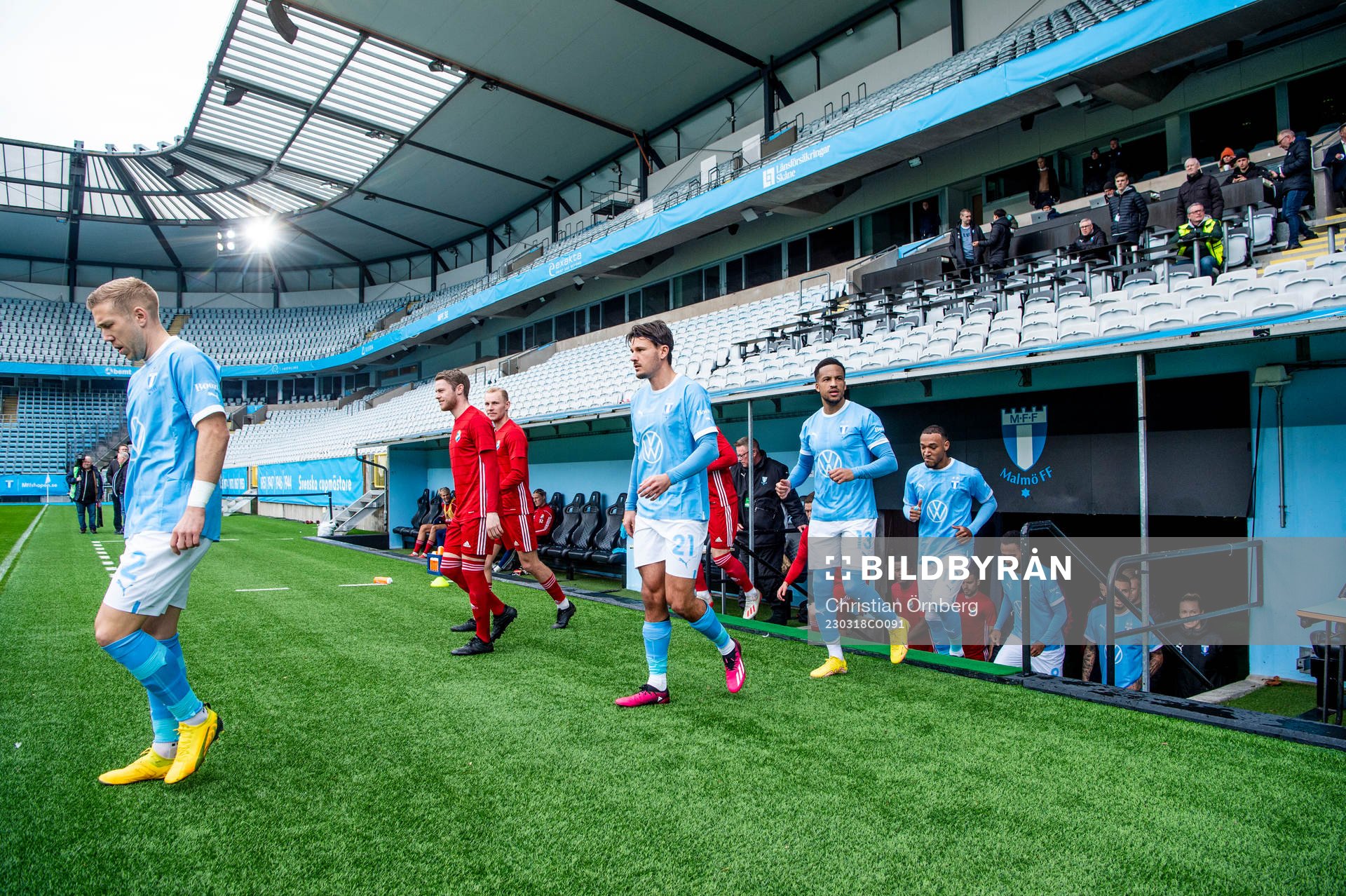 Malmö FFs Stefano Vecchia kommer in på planen innan