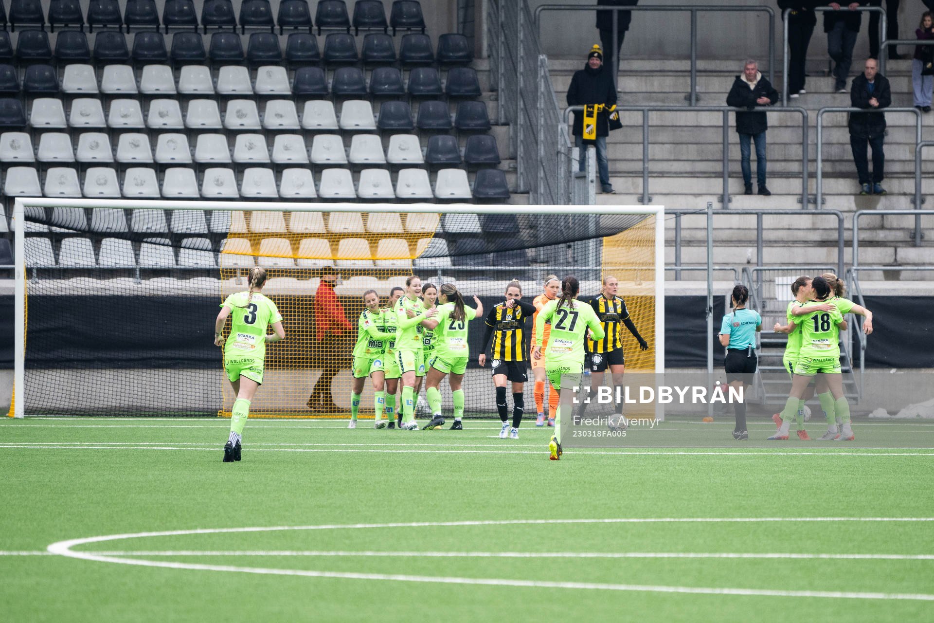 Kristianstads spelare jublar med Emmi Alanen