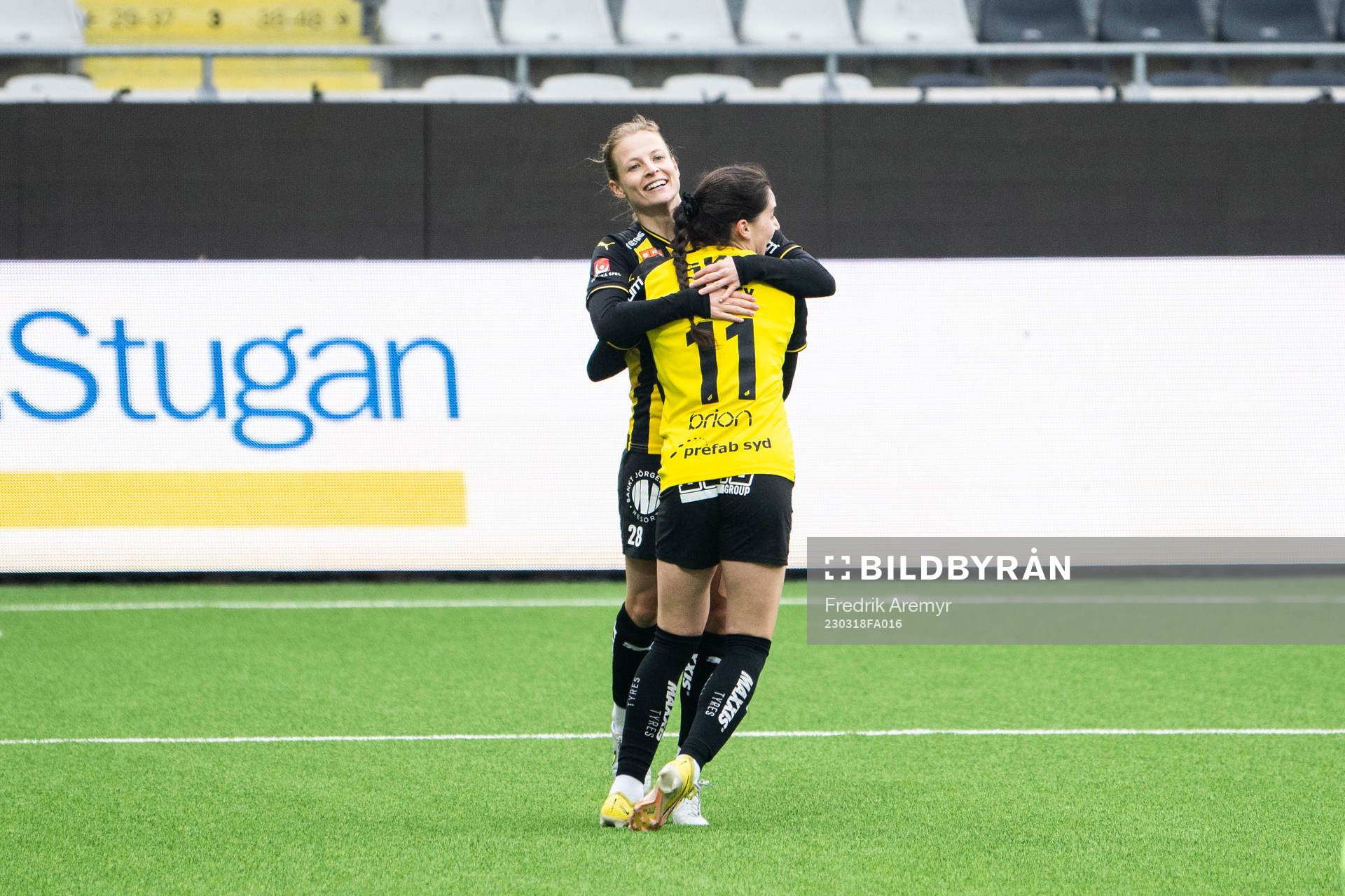 Häckens Anna Anvegård jublar med Clarissa Larisey