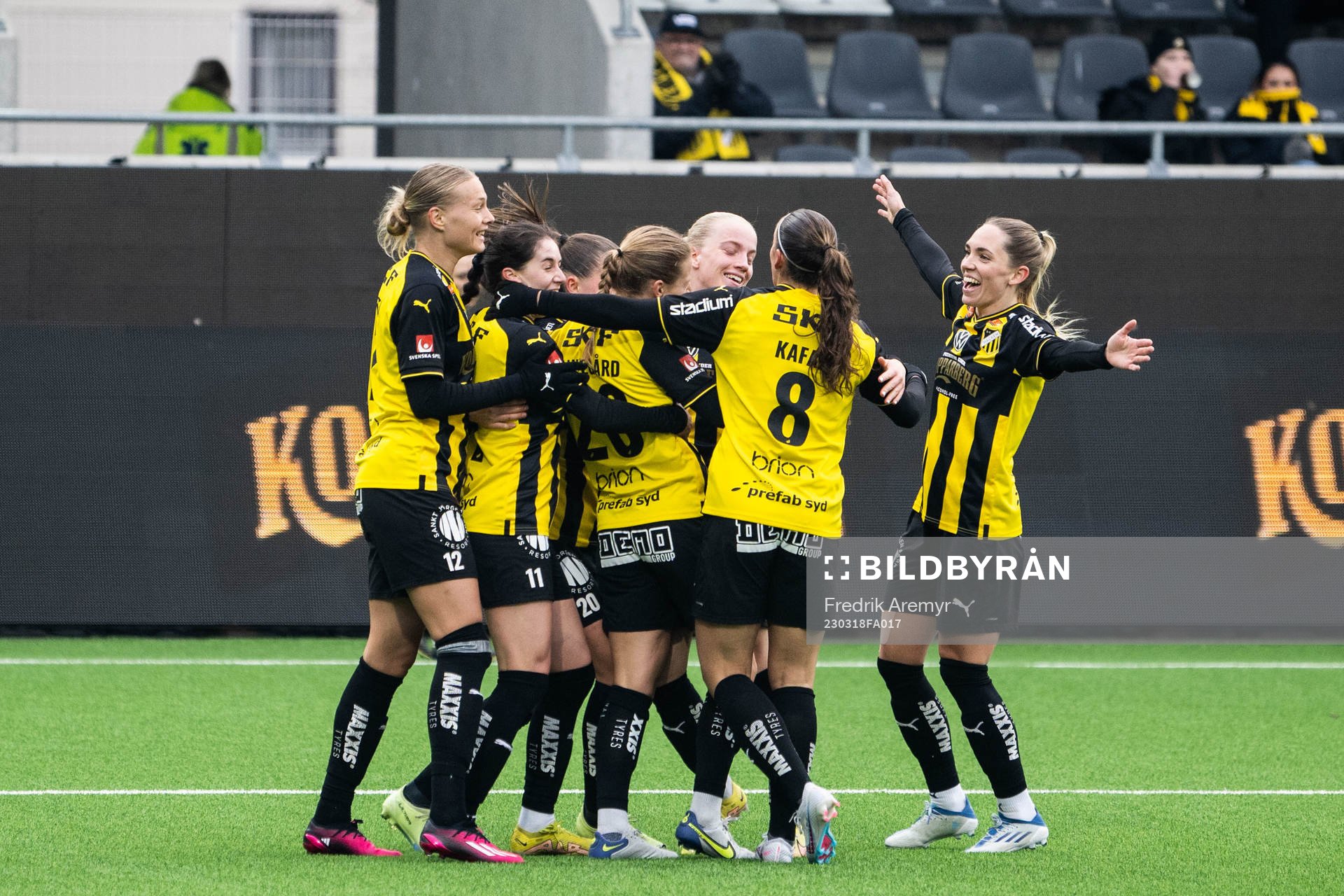Häckens Anna Anvegård jublar med lagkamrater