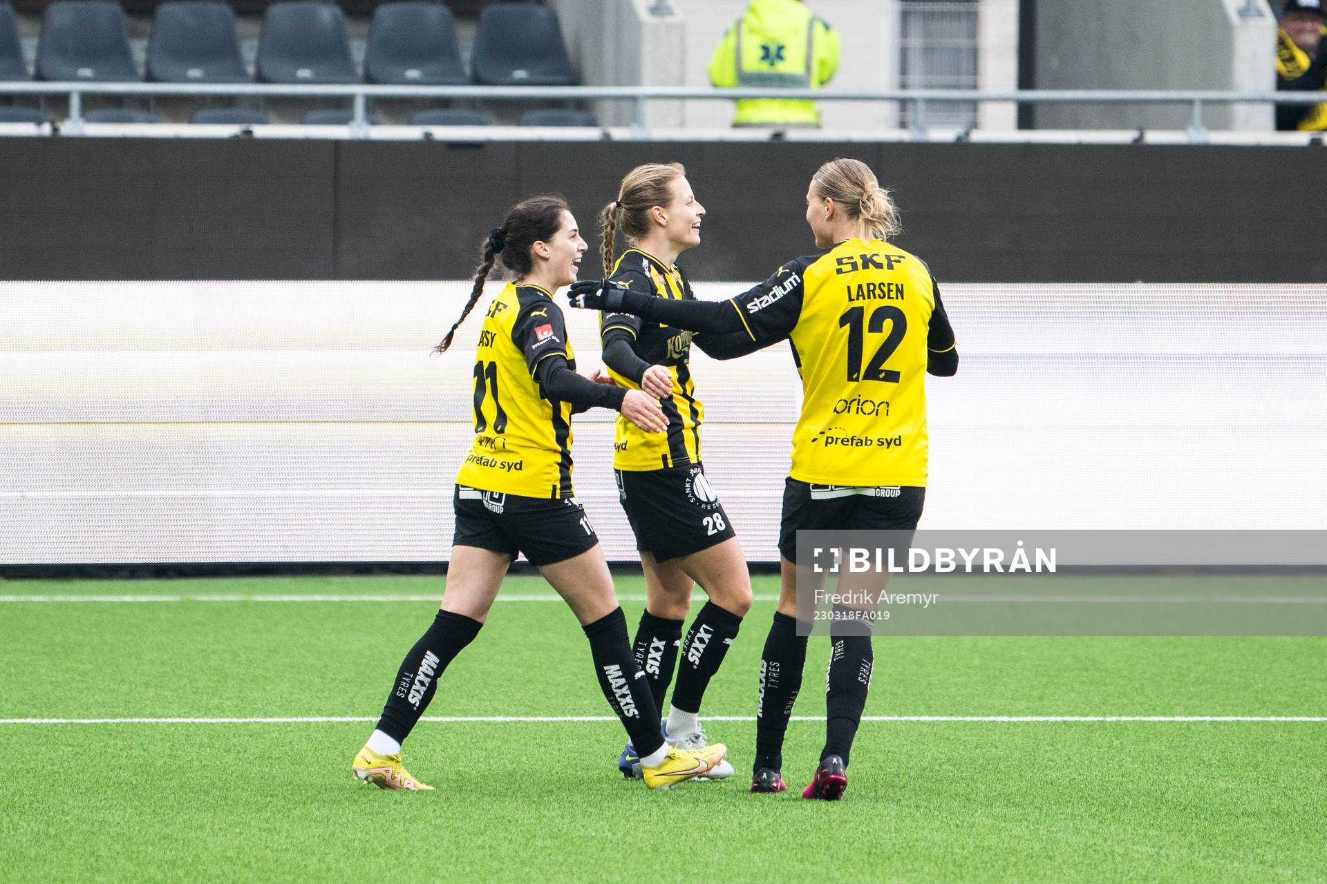 Häckens Anna Anvegård jublar med Stine Larsson och