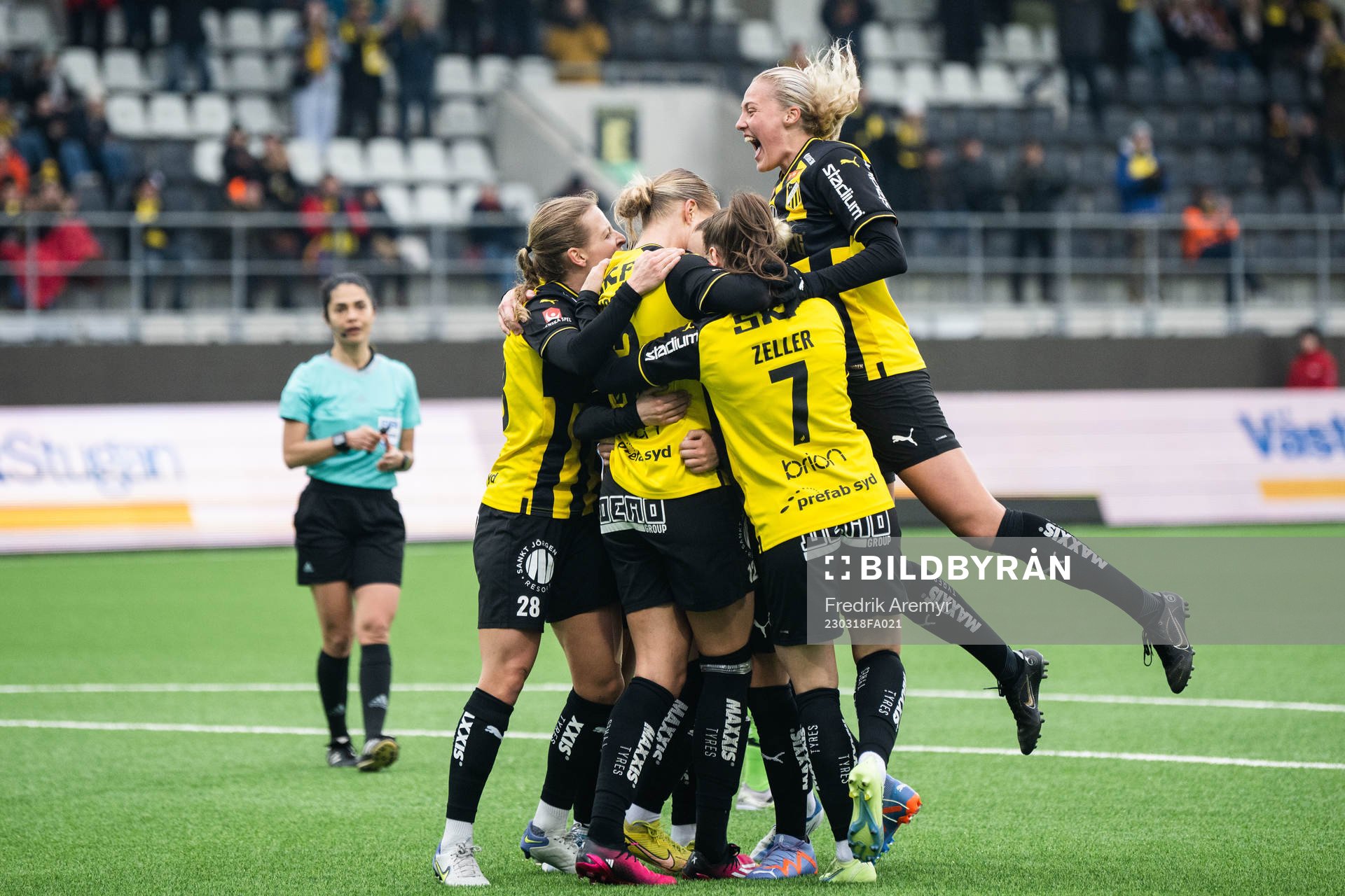 Häckens Stine Larsson jublar med lagkamrater