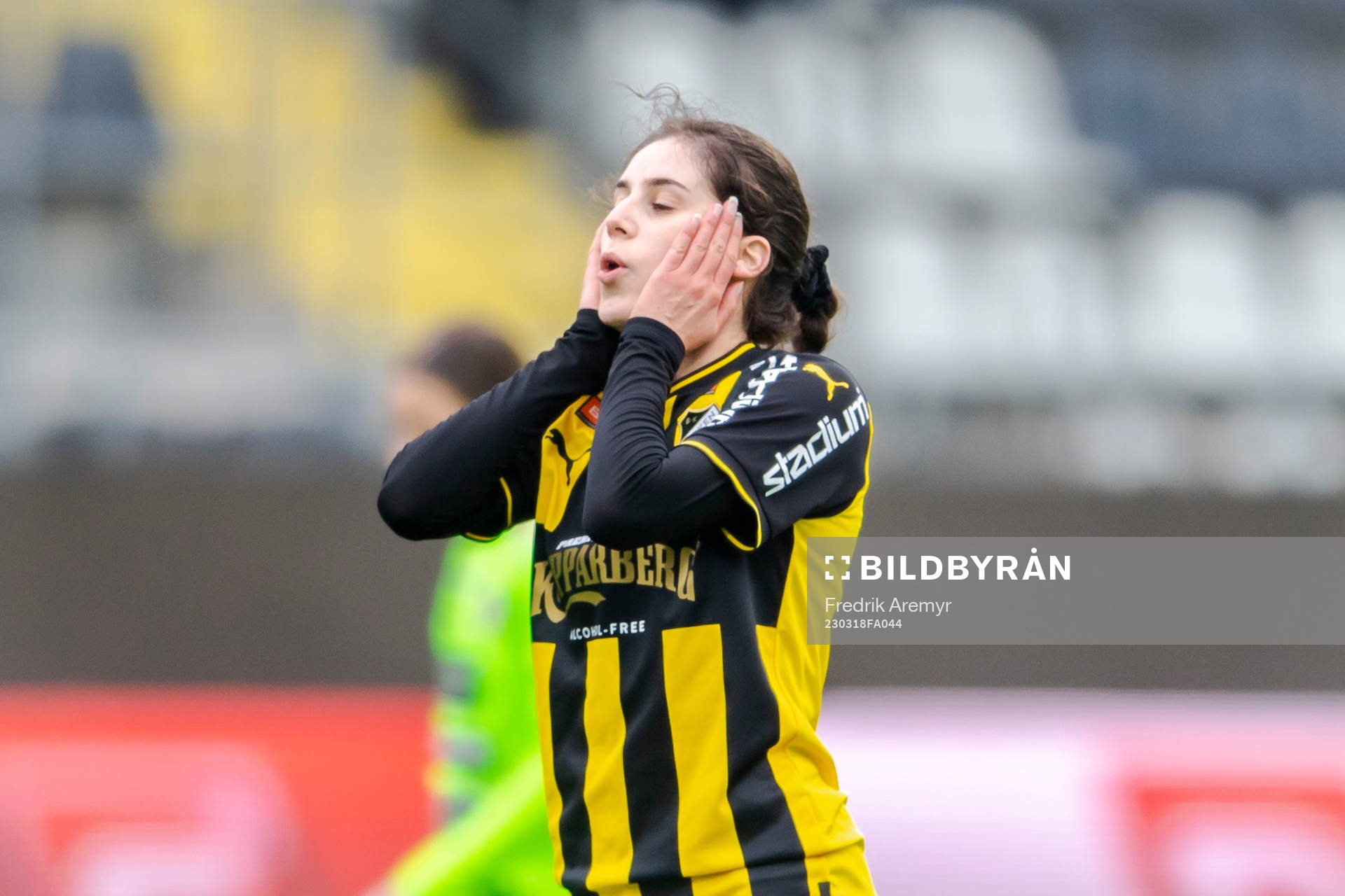 Häckens Clarissa Larisey deppar