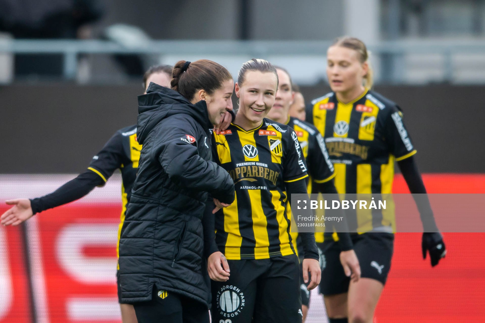 Häckens Ruby Grant och Filippa Curmark jublar