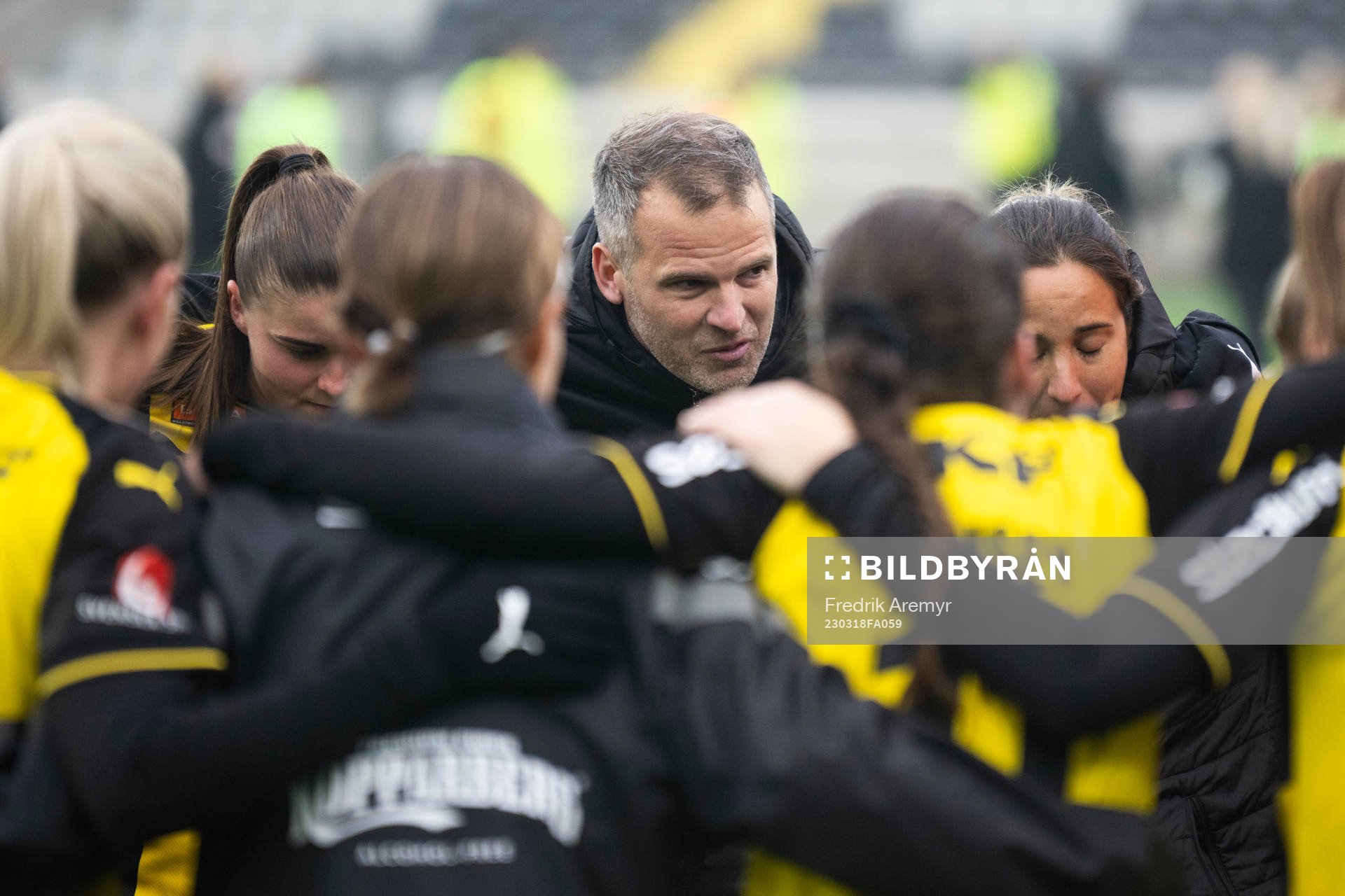 Häckens tränare Robert Vilahamn jublar