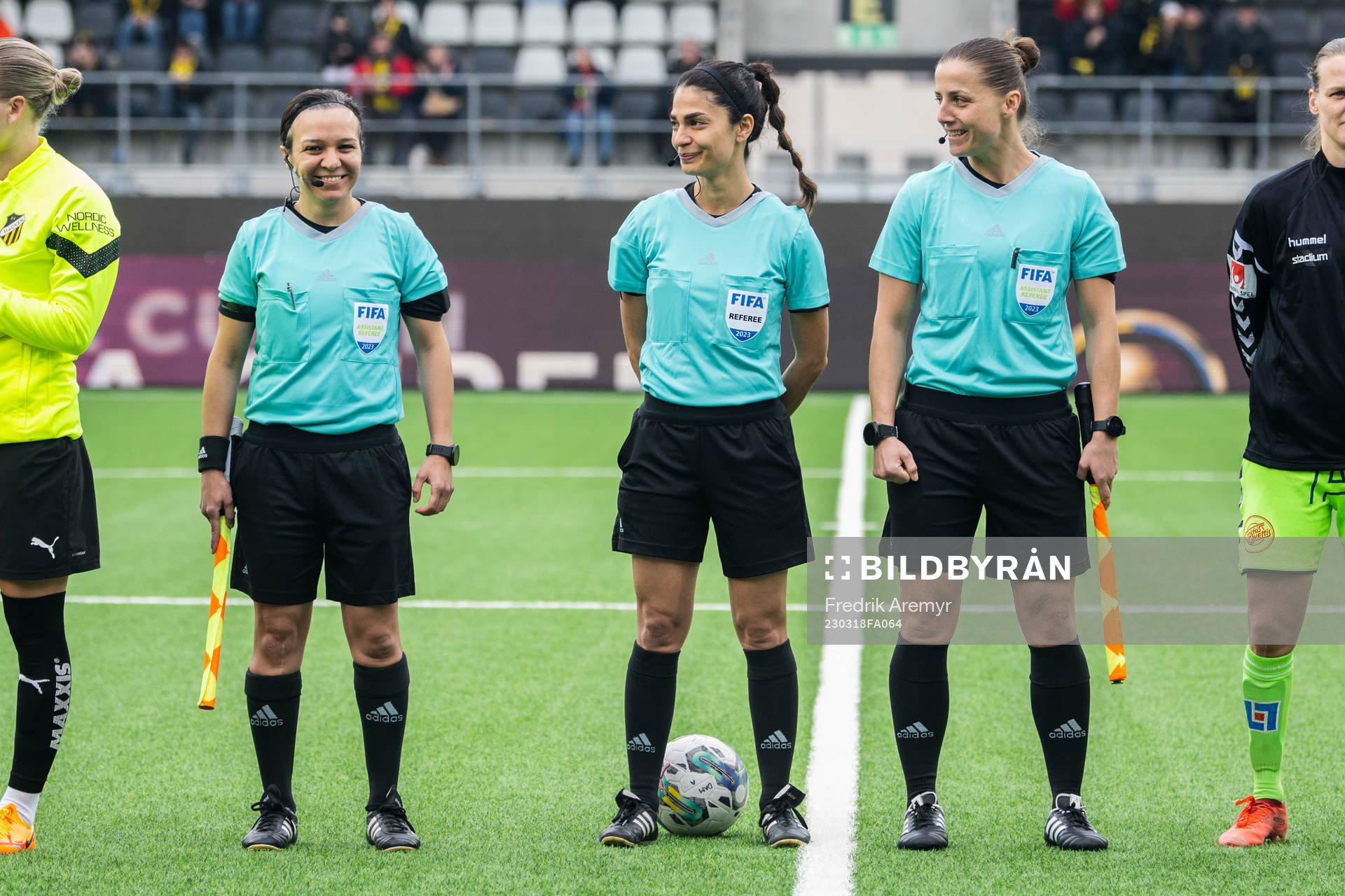 Linjedomare Almira Spahic , Domare Maral Mirzai och Linjedomare Jilan Taher under fotbollsmatchen i Svenska Cupen mellan Häcken och Kristianstad den 18 mars 2023 i Göteborg.