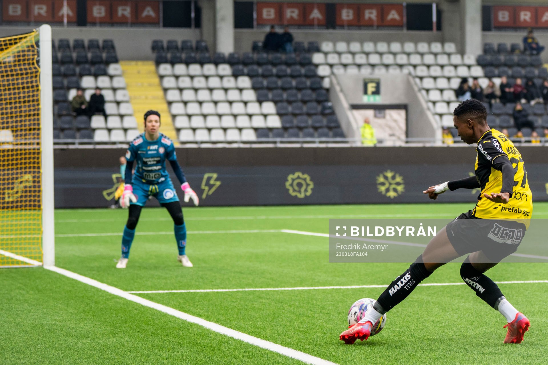 Kristianstads målvakt Melina Loeck  och Häckens Aisha