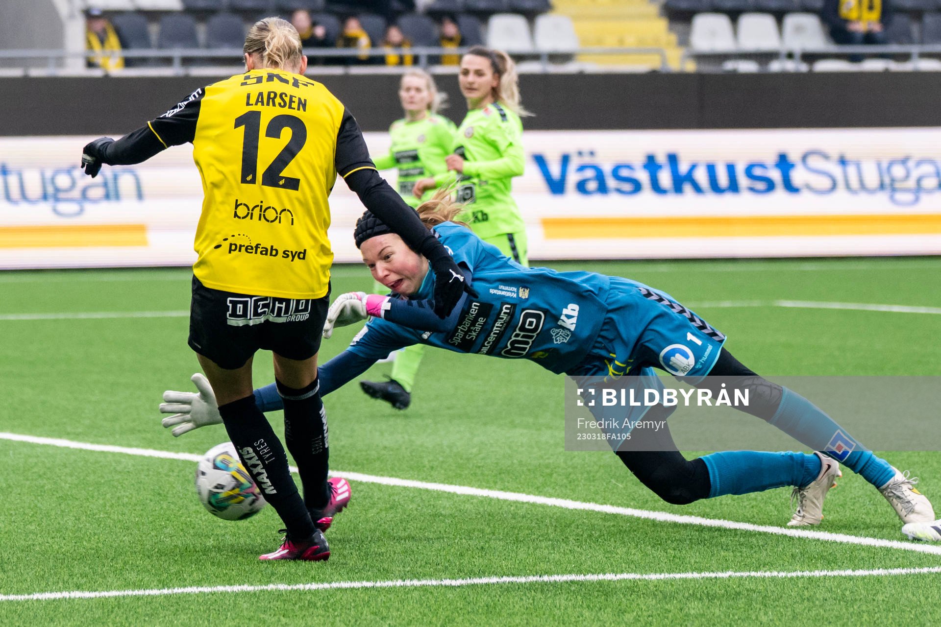 Häckens Stine Larsson  och Kristianstads målvakt Melina
