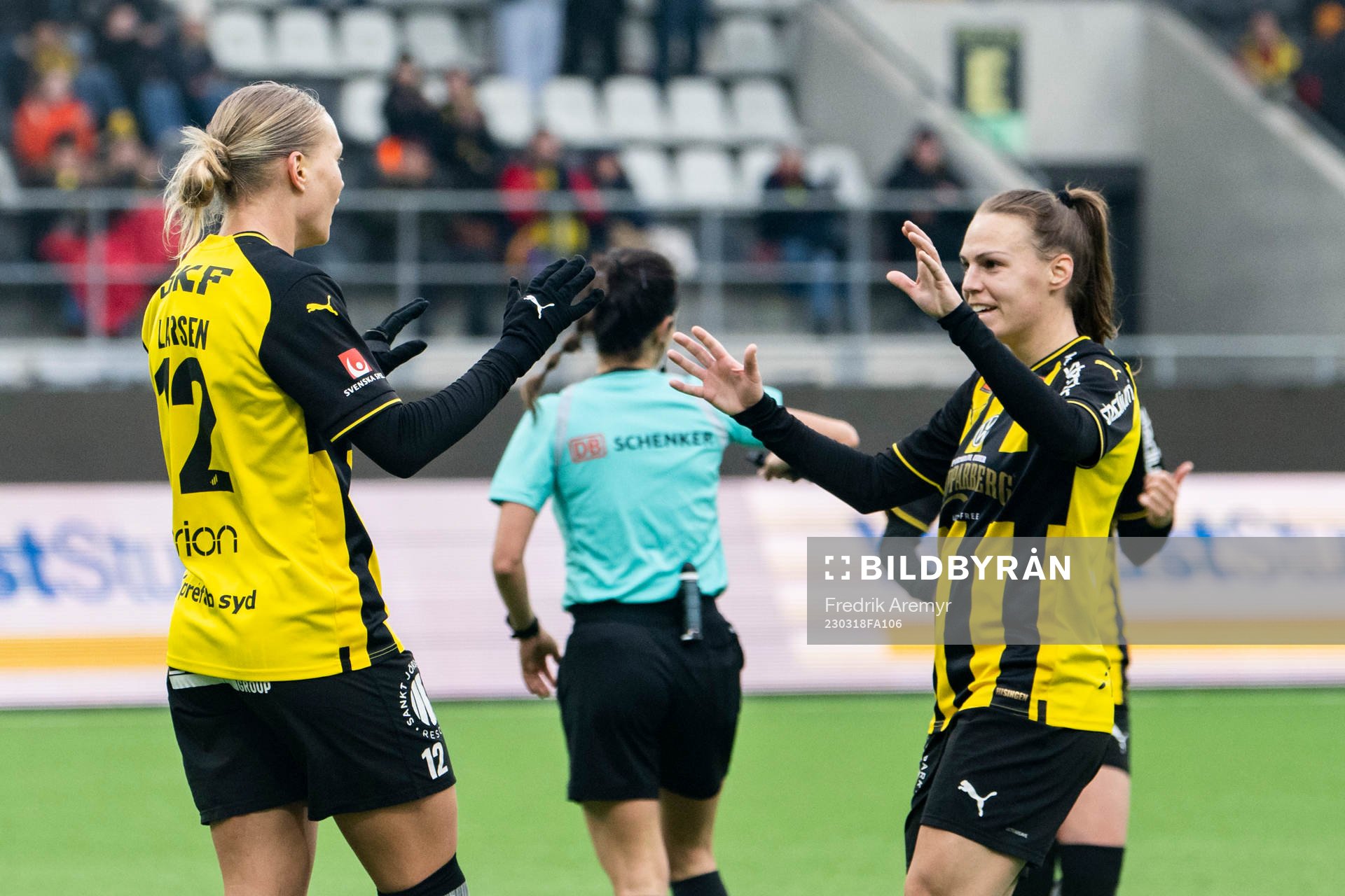 Häckens målskytt Stine Larsson och Dora Zeller jublar