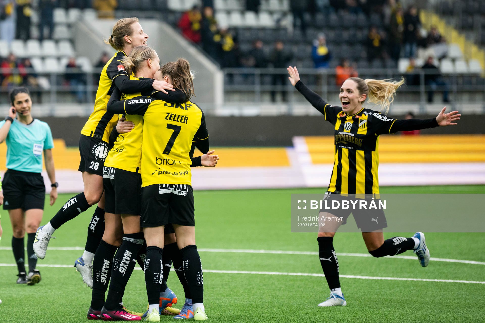 Häckens Anna Anvegård , målskytt Stine Larsson, Dora Zeller och Elin Rubensson jublar efter 2-1 under fotbollsmatchen i Svenska Cupen mellan Häcken och Kristianstad den 18 mars 2023 i Göteborg.
