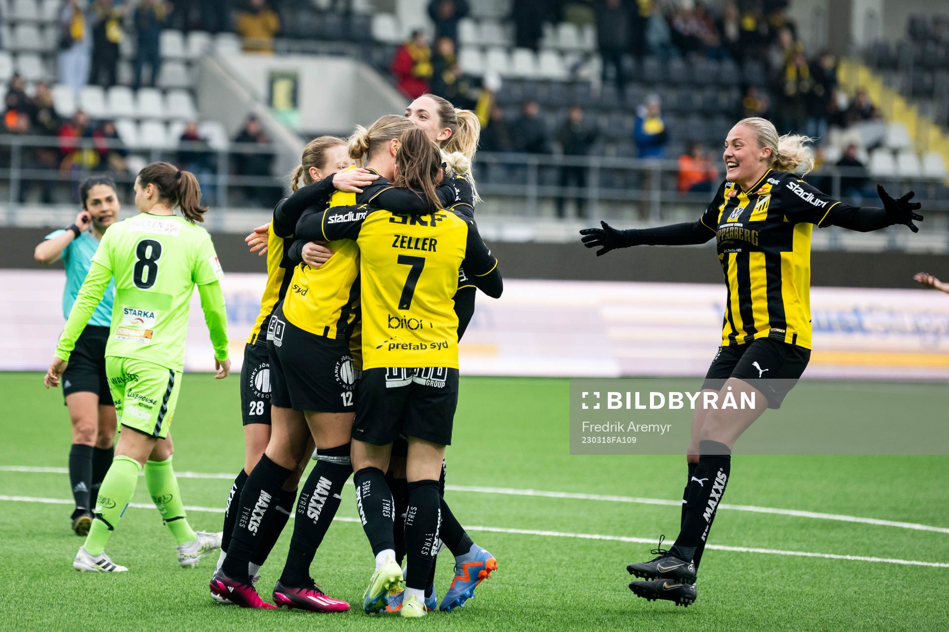 Häckens målskytt Stine Larsson kramas om av lagkamrater