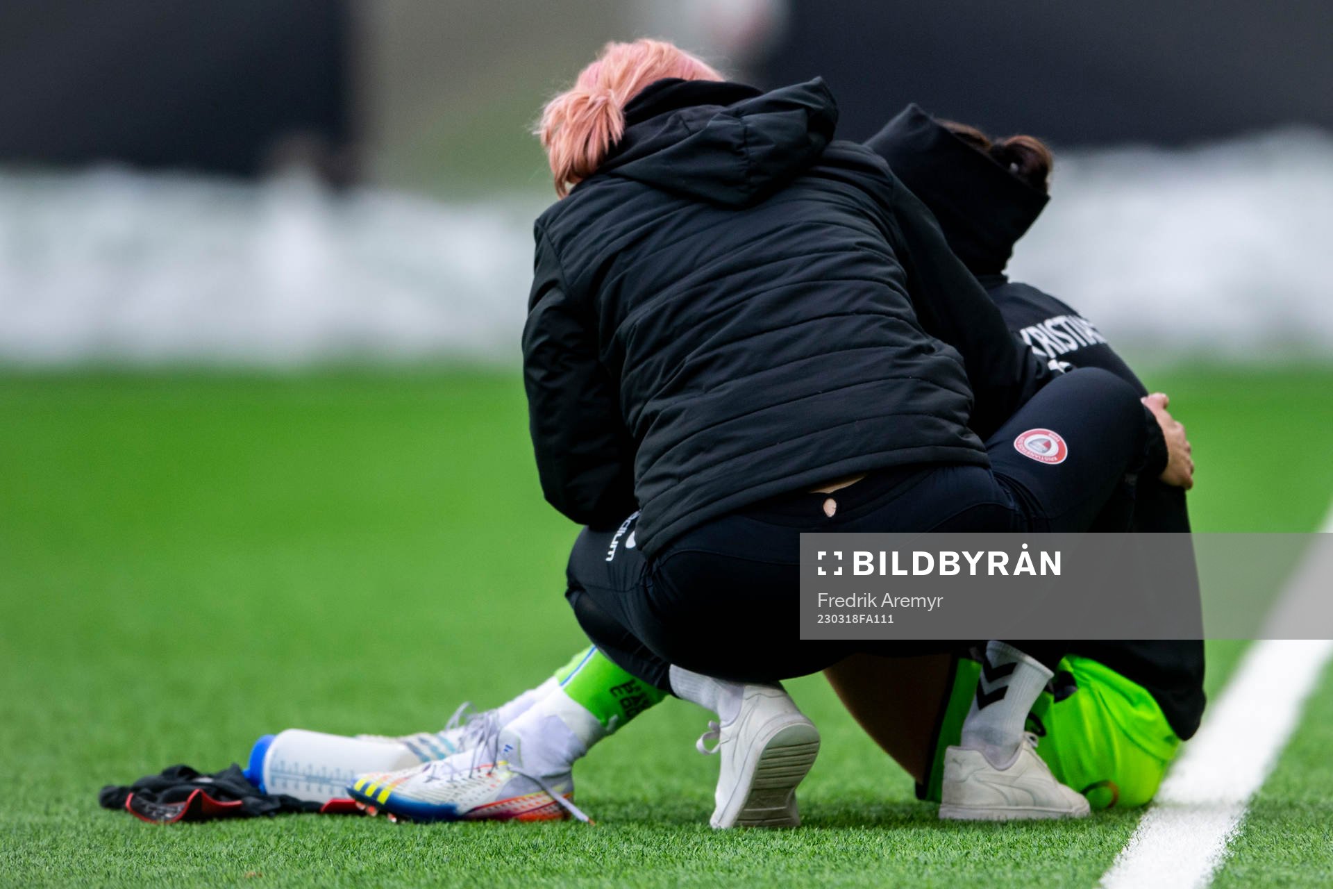 Kristianstads Evelyne Viens tröstas av Sportchef Lovisa