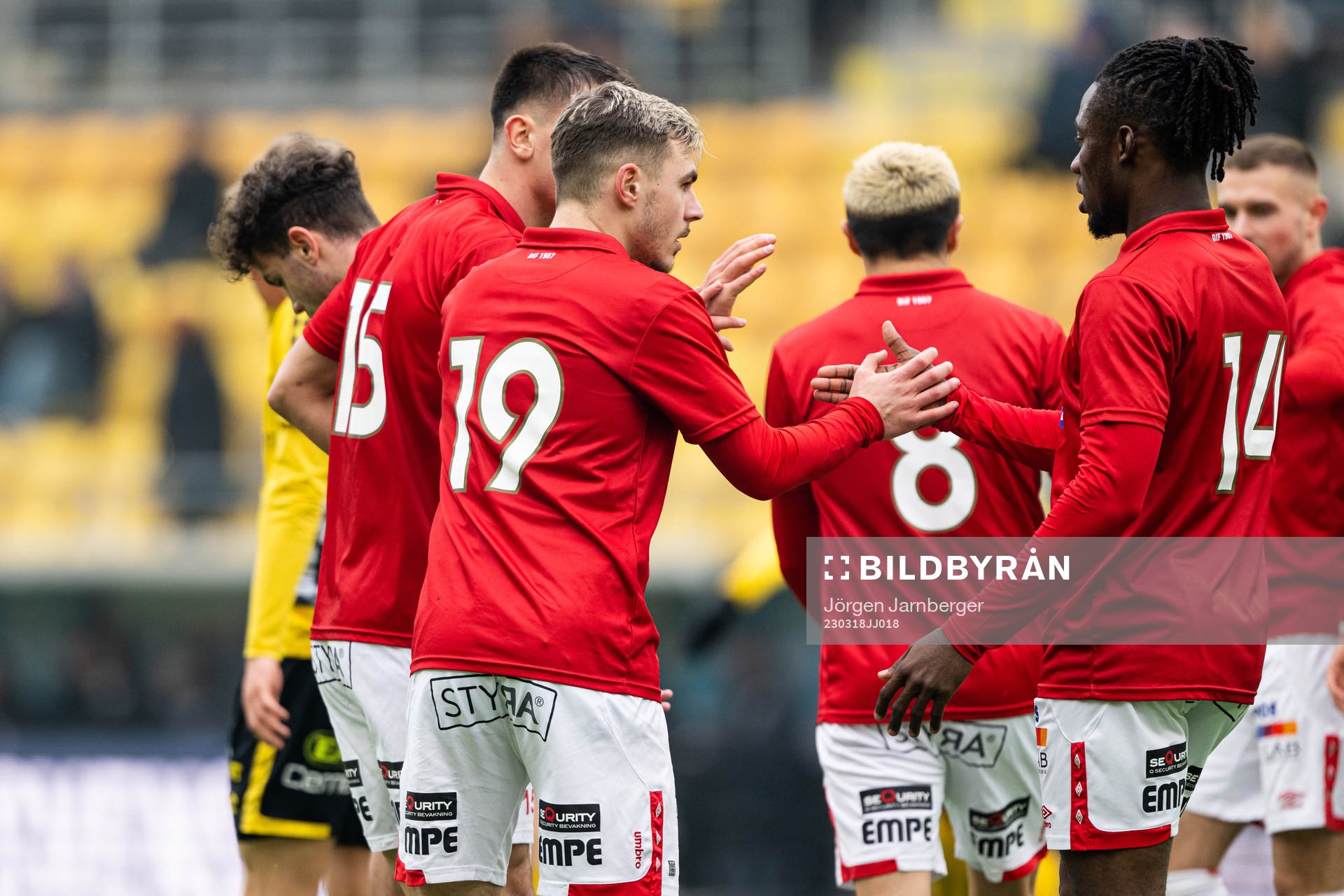 Degerfors Damjan Pavlovic jublar med lagkamraterna