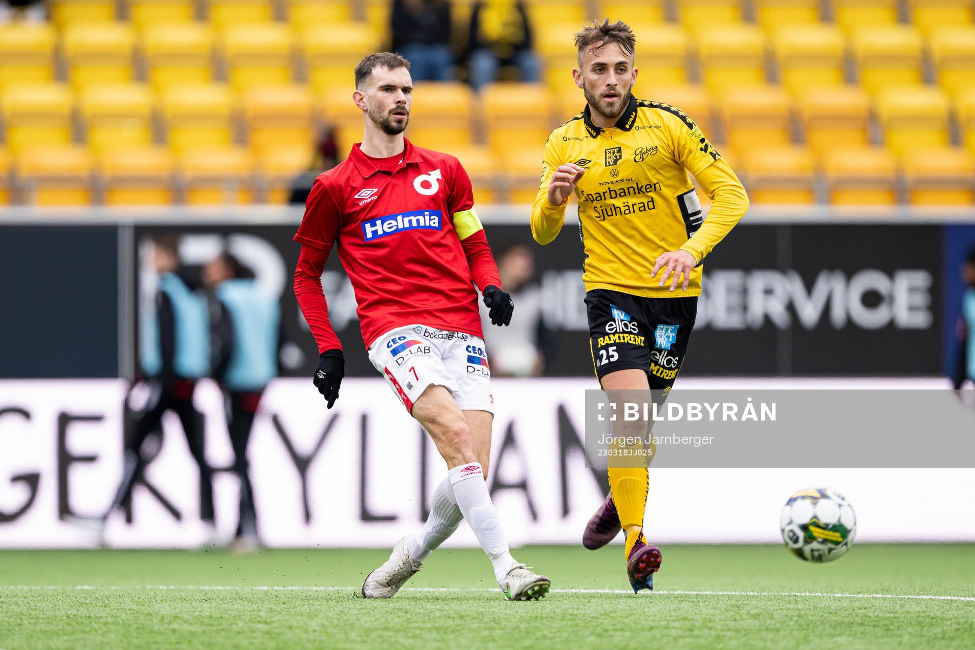 Degerfors Sebastian Olsson och Elfsborgs Jack Cooper-Love under träningsmatchen mellan Elfsborg och Degerfors den 18 mars 2023 i Borås.