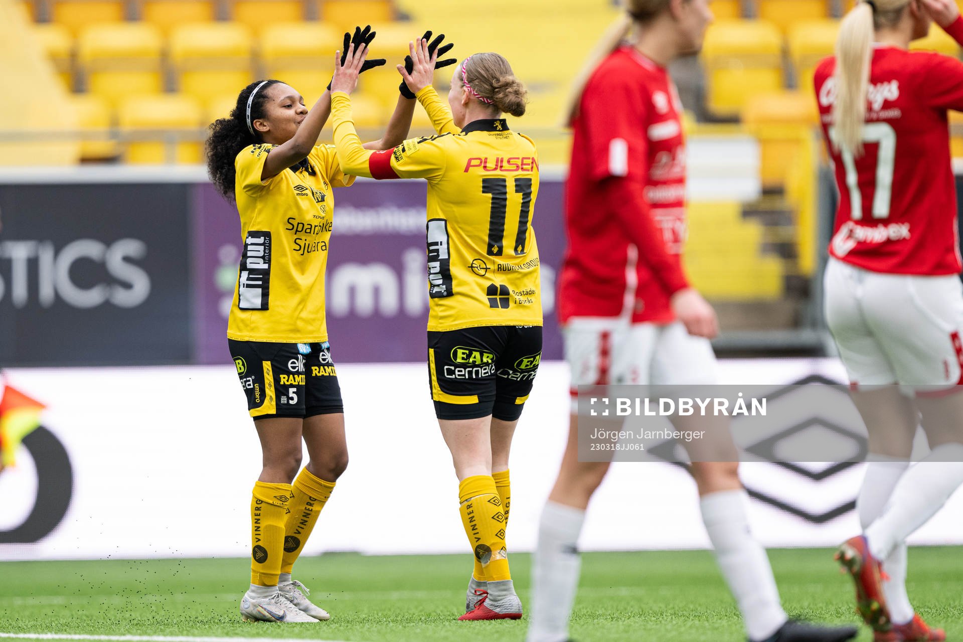 Elfsborgs Vanessa Lopez jublar med Leann Nyström