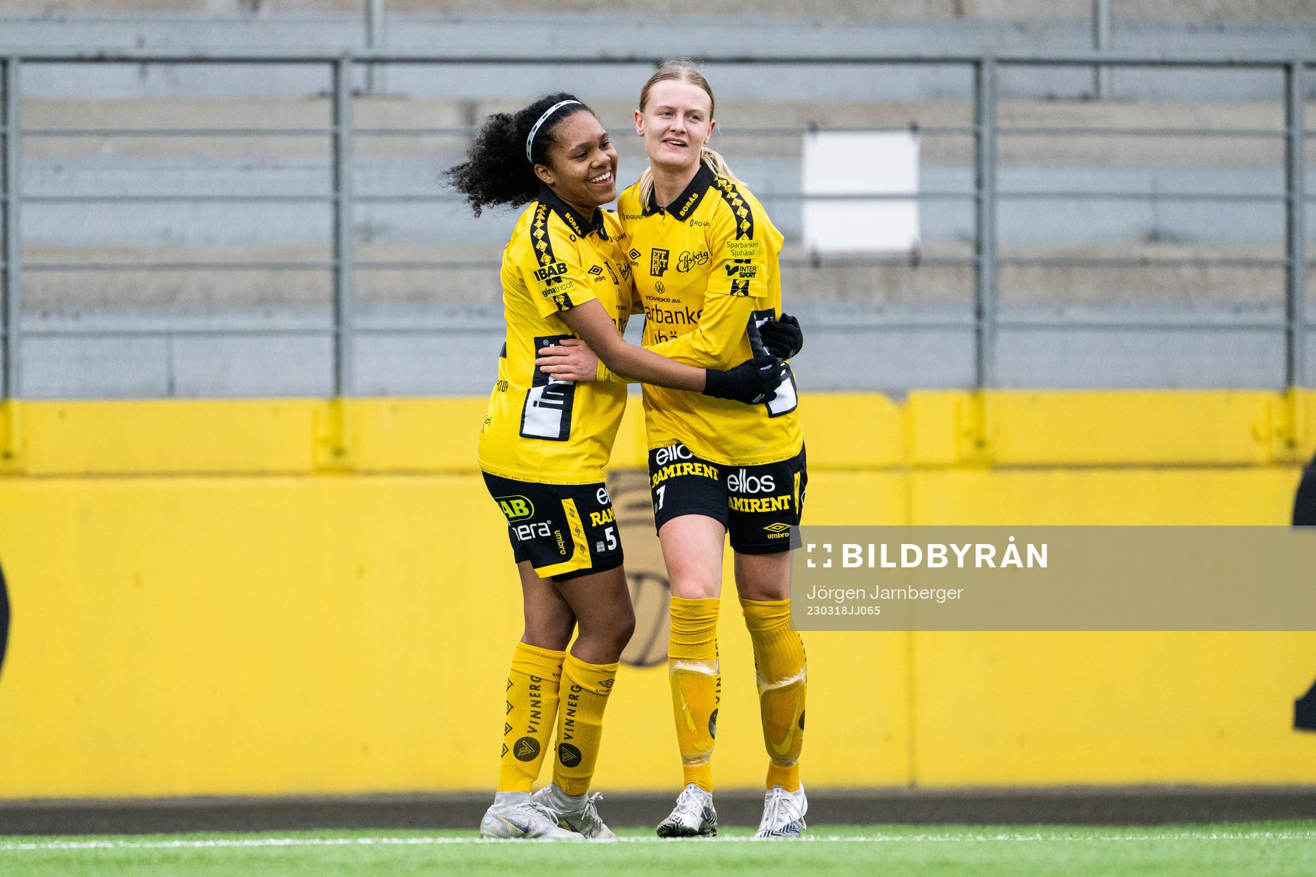 Elfsborgs Hanna Jiozon jublar med Vanessa Lopez