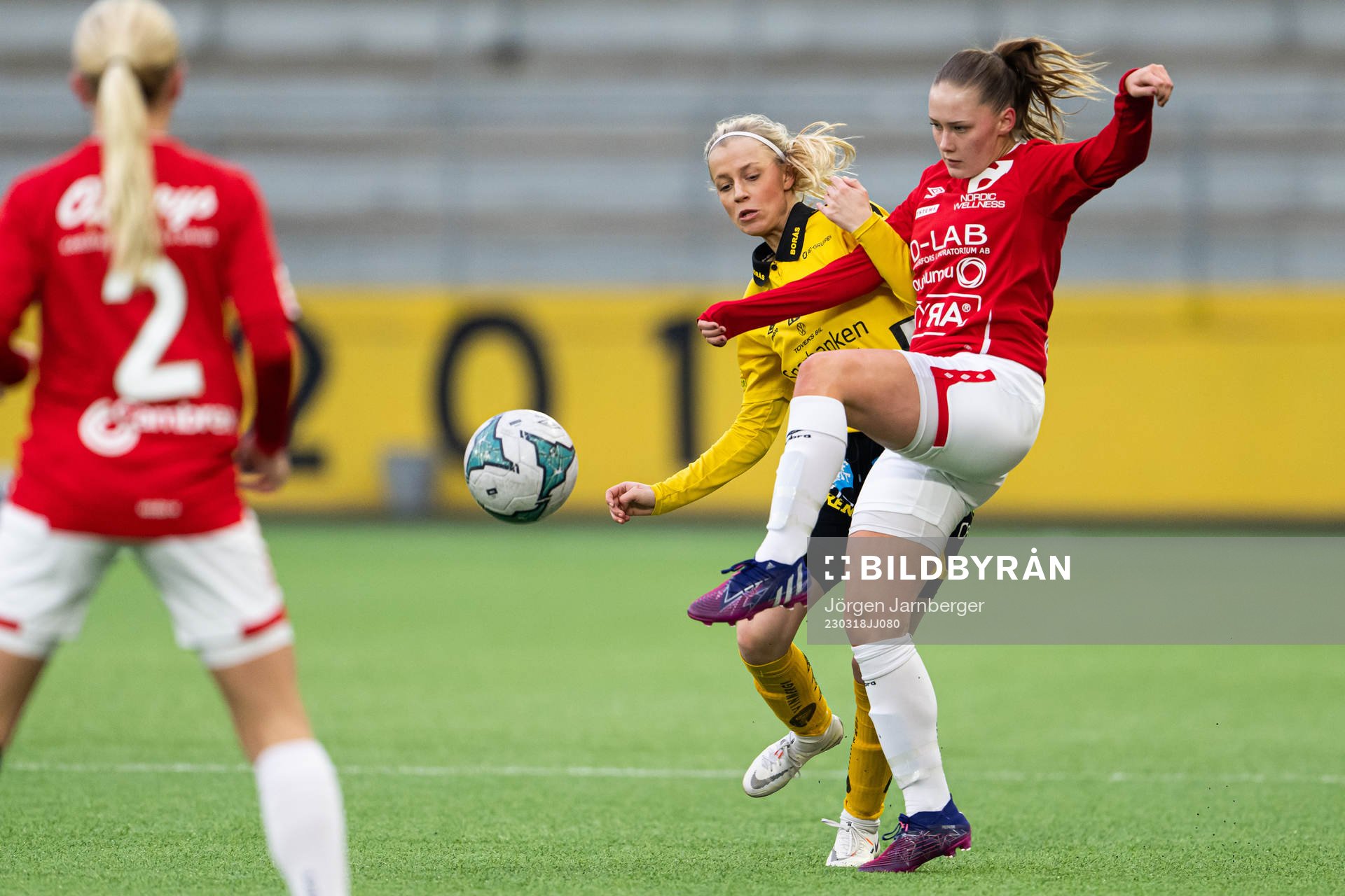 Elfsborgs Tilda Brodén och Degerfors Mira Lübeck under träningsmatchen mellan Elfsborg och Degerfors den 18 mars 2023 i Borås.