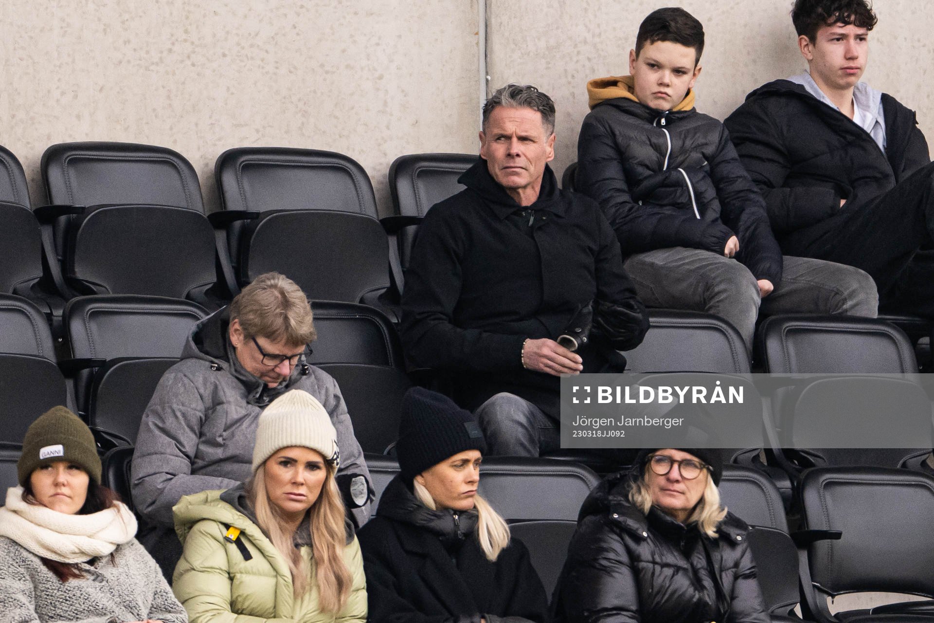 Tränaren i Alingsås IF Dam Joakim Carlsson på läktaren