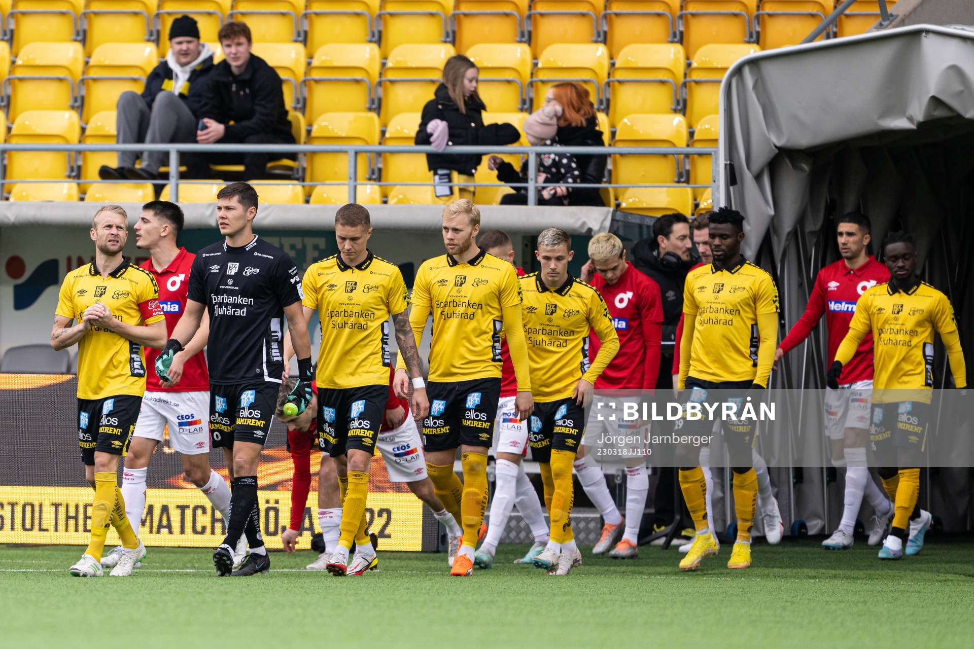 Lagen och domartrion kommer in på arenan