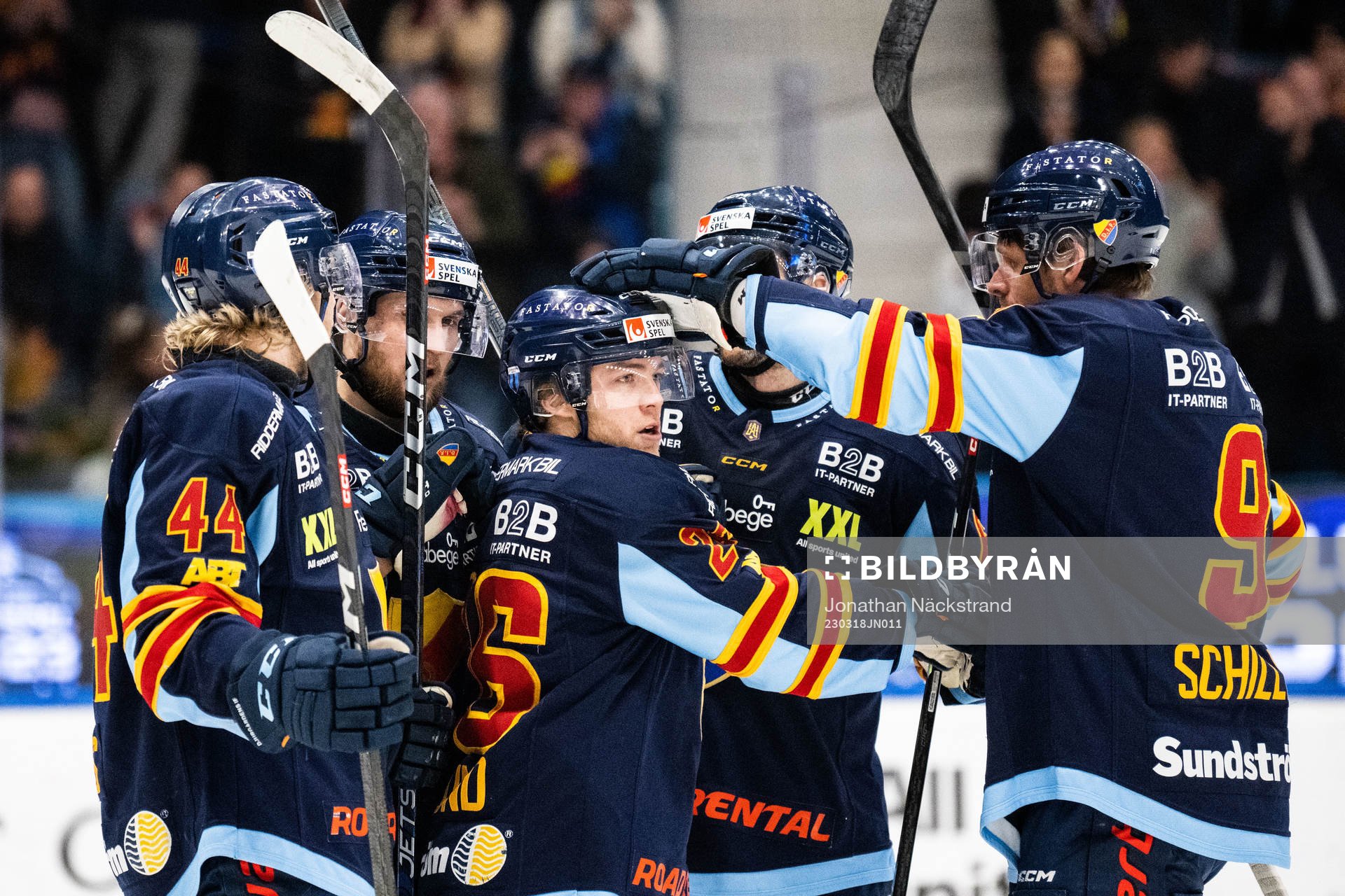 Djurgårdens Emil Berglund jublar med lagkamrater