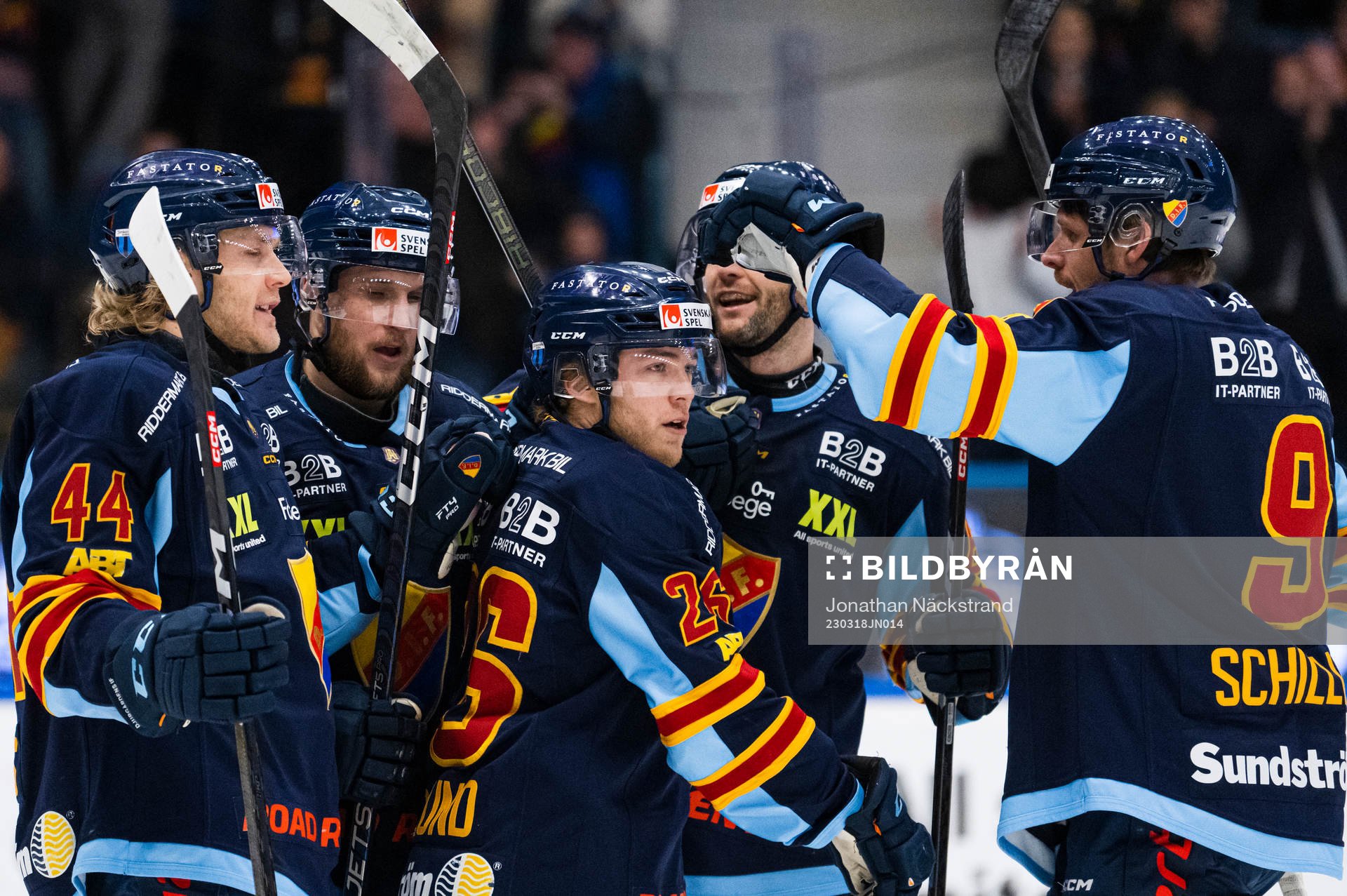 Djurgårdens Emil Berglund jublar med lagkamrater