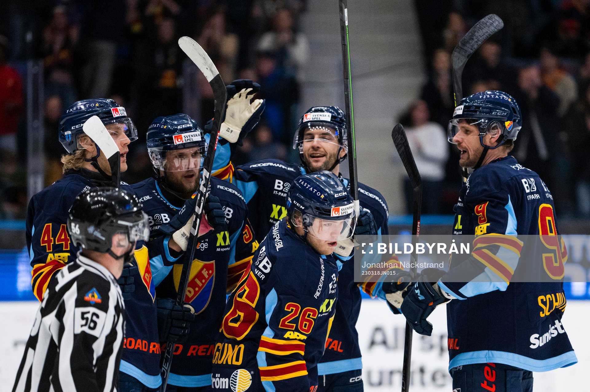 Djurgårdens Emil Berglund jublar med lagkamrater