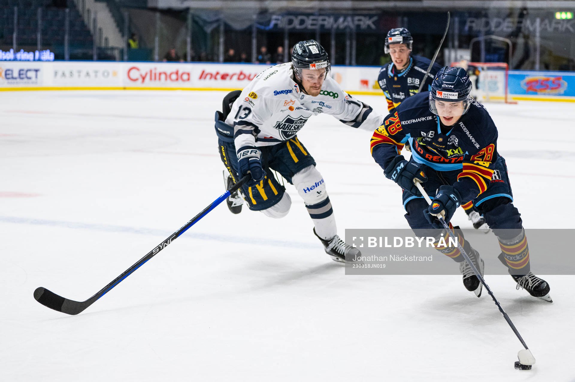 Djurgårdens Liam Öhgren och Karlskogas Gustav Willman