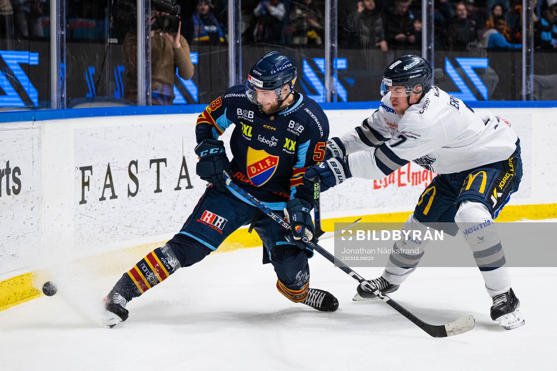 Djurgårdens Fredrik Forsberg och Karlskogas Philip Eriksen