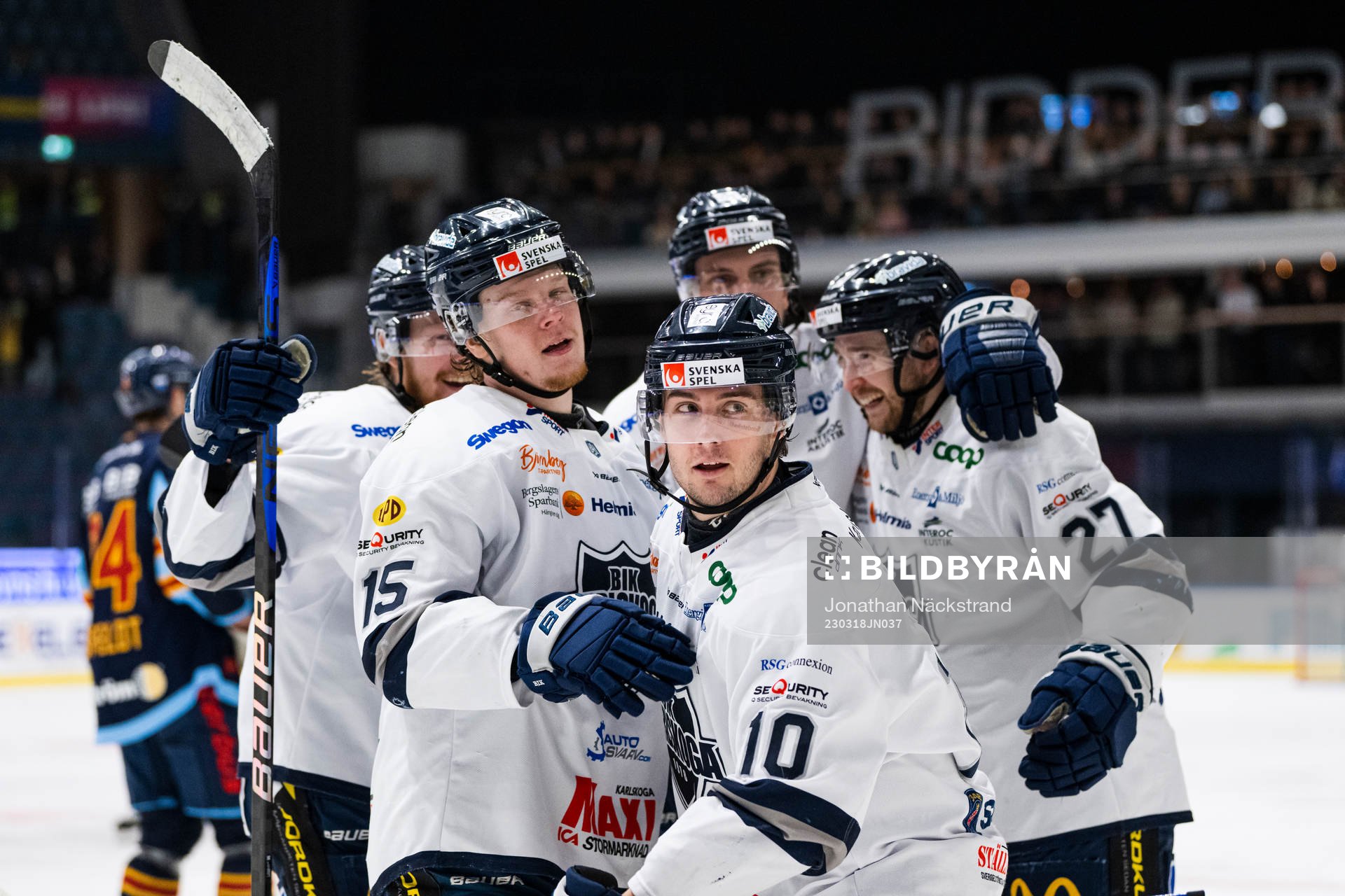 Karlskogas David Lilja jublar med lagkamrater
