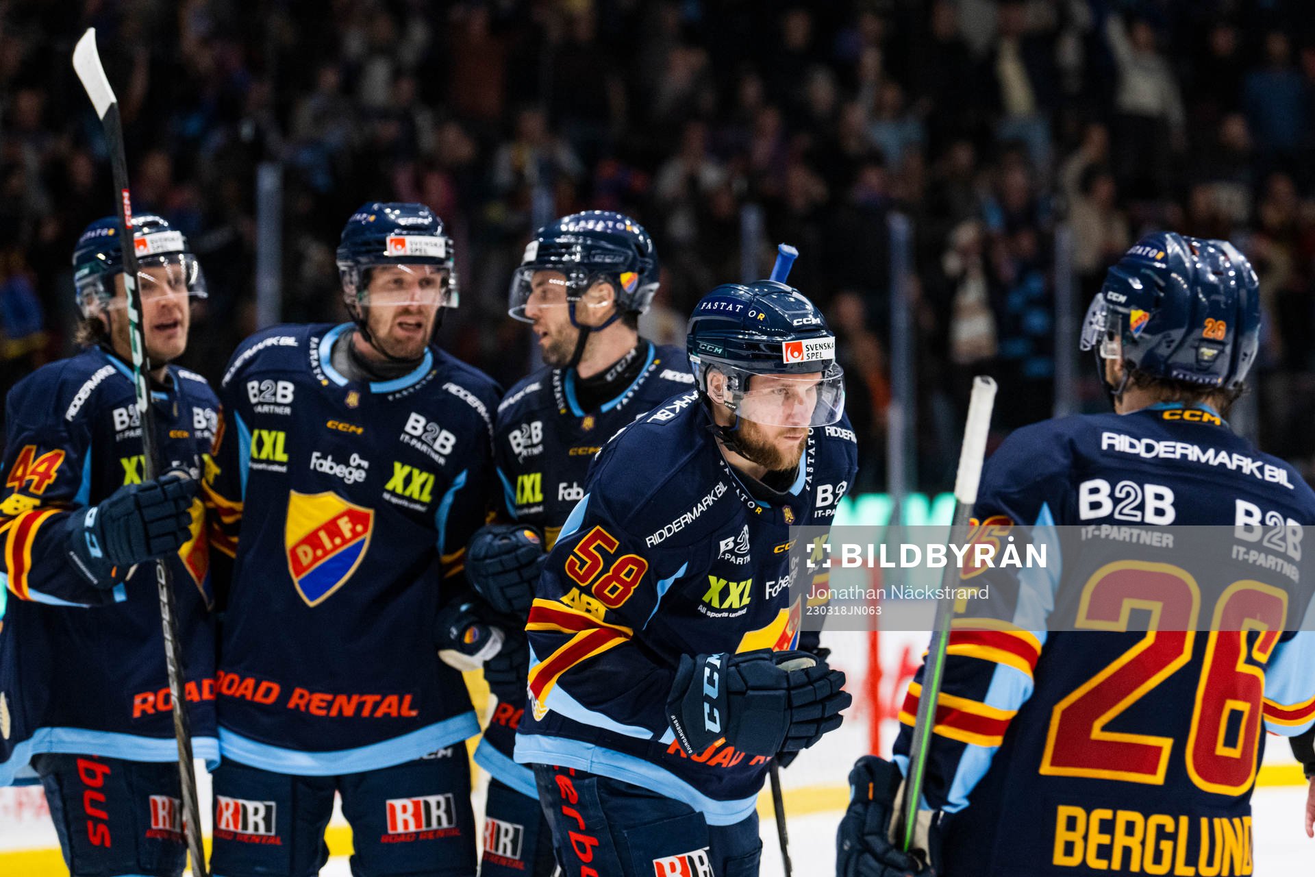 Djurgårdens Fredrik Forsberg jublar med lagkamrater