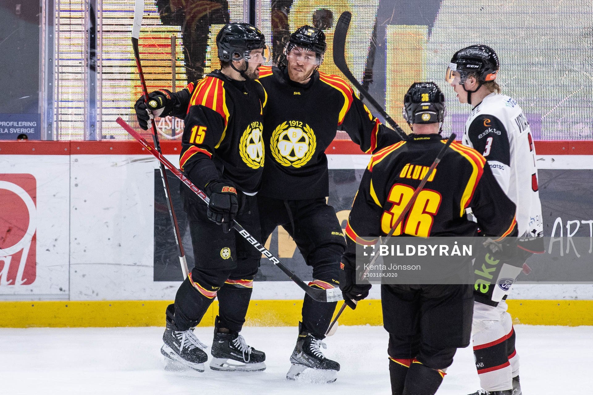 Brynäs Oscar Eklind jublar med lagkamrater