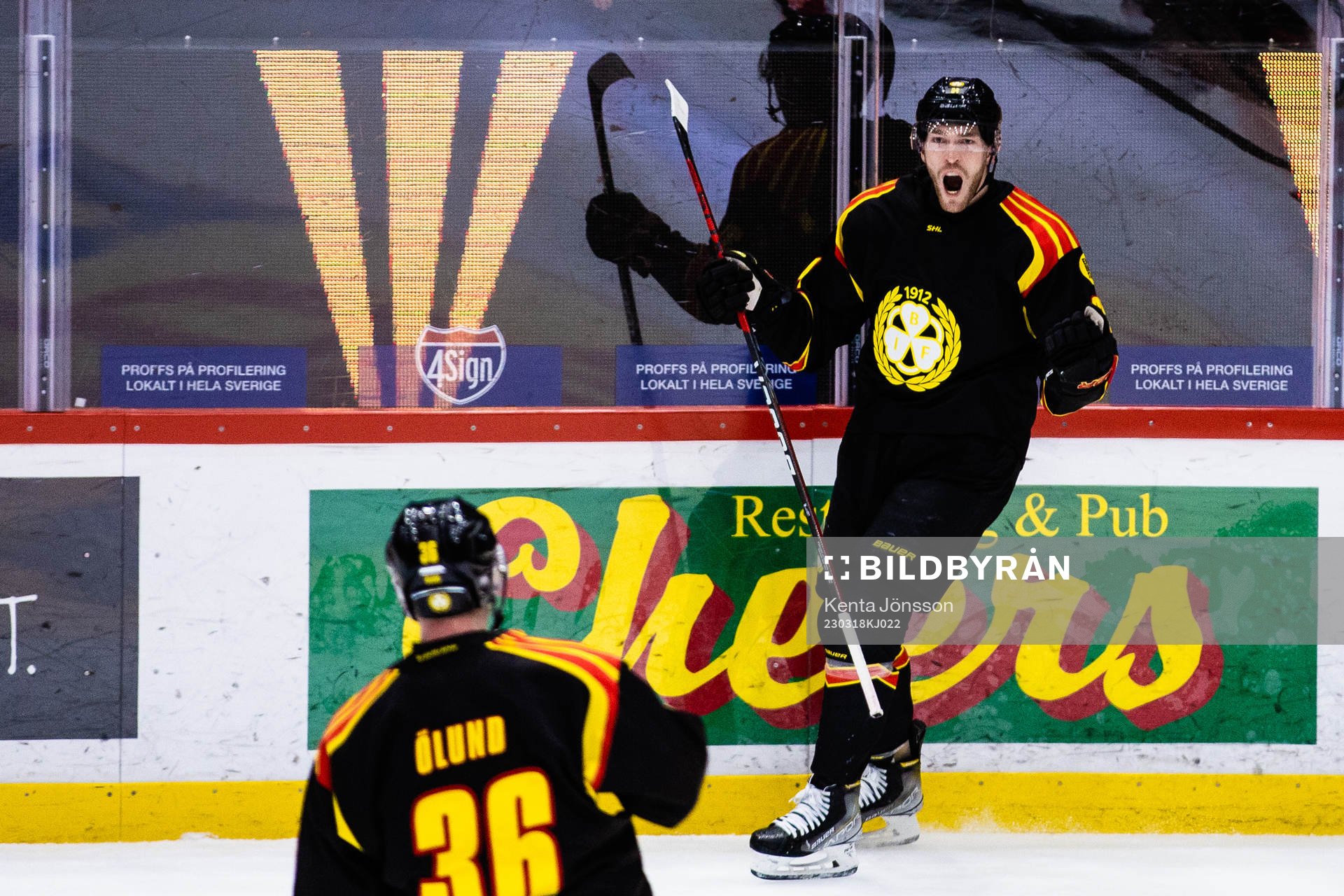 Brynäs Oscar Eklind jublar