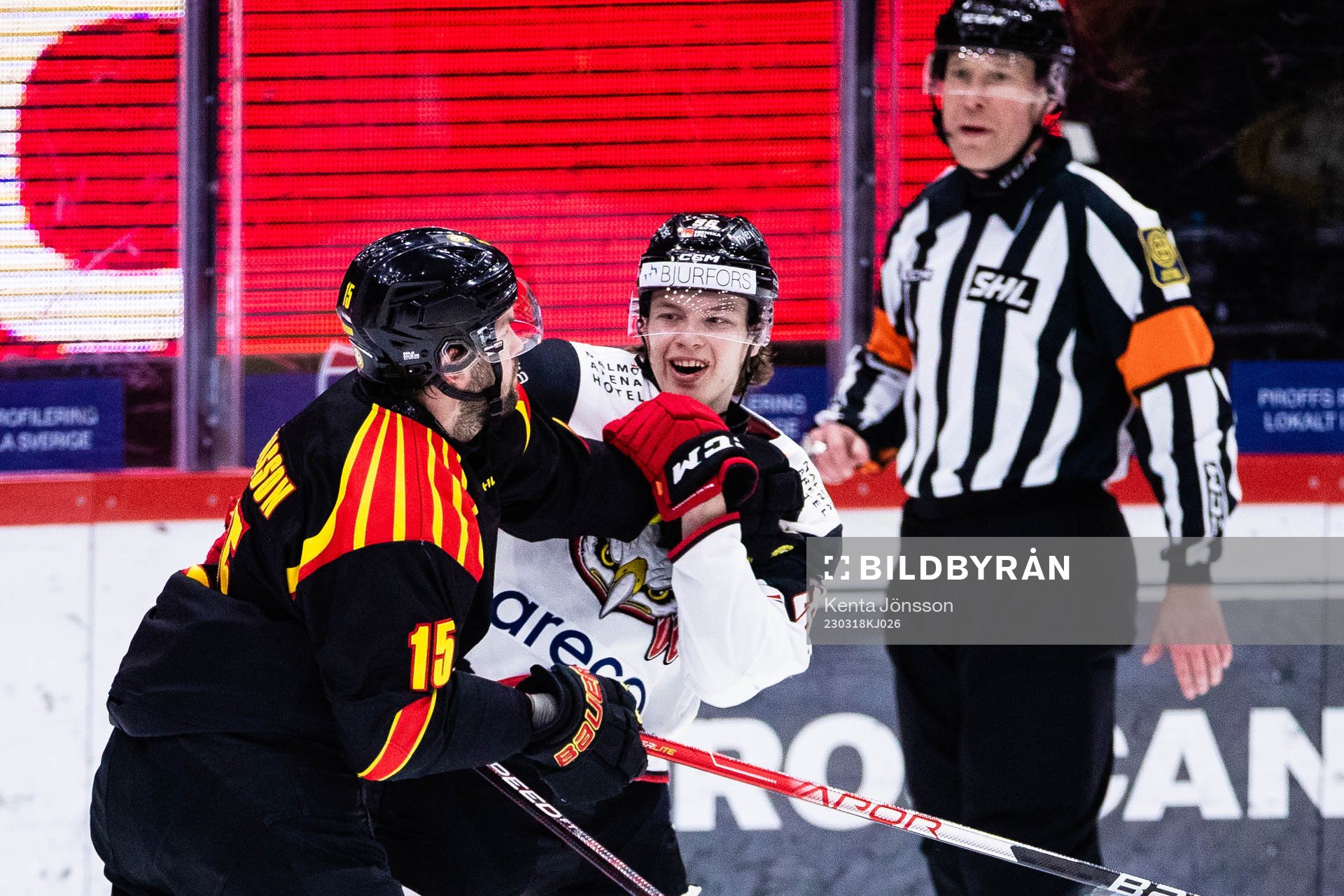 Brynäs Simon Bertilsson och Malmö Redhakws Lukas Wernblom