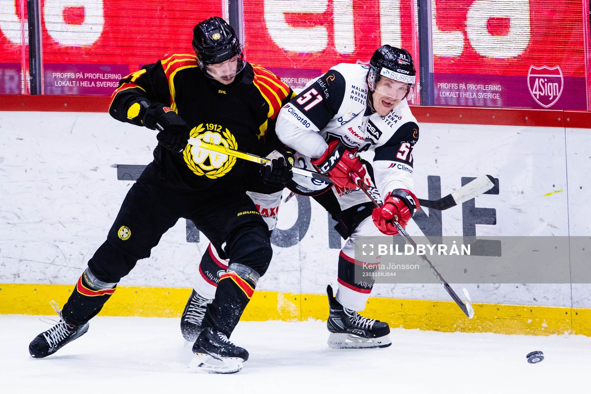 Brynäs Hannes Björninen och Malmö Redhakws Lukas Wernblom